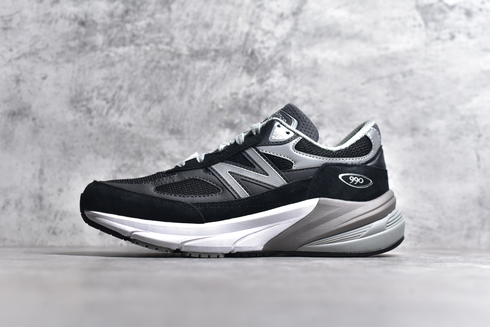 #New Balance M990BK6 新百伦NB990V6 黑灰 第六代总统复古慢跑鞋 正确3M反光细节 原楦原纸版开发 正确6层组合底模精密开发 后跟透明TPU水晶装饰条稳固 沿用了引以为傲的跑鞋手工技艺 采用猪皮绒面并包裹局部透气网面的鞋身设计 菱网鞋舌上刻有New Balance USA 鞋面依旧身着经典的大热之灰 彰显了其高端的品质身份 尺码：36 37 37.5 38 38.5 39 40 40.5 41.5 42 42.5 43 44 44.5 45 46.5-选品中心