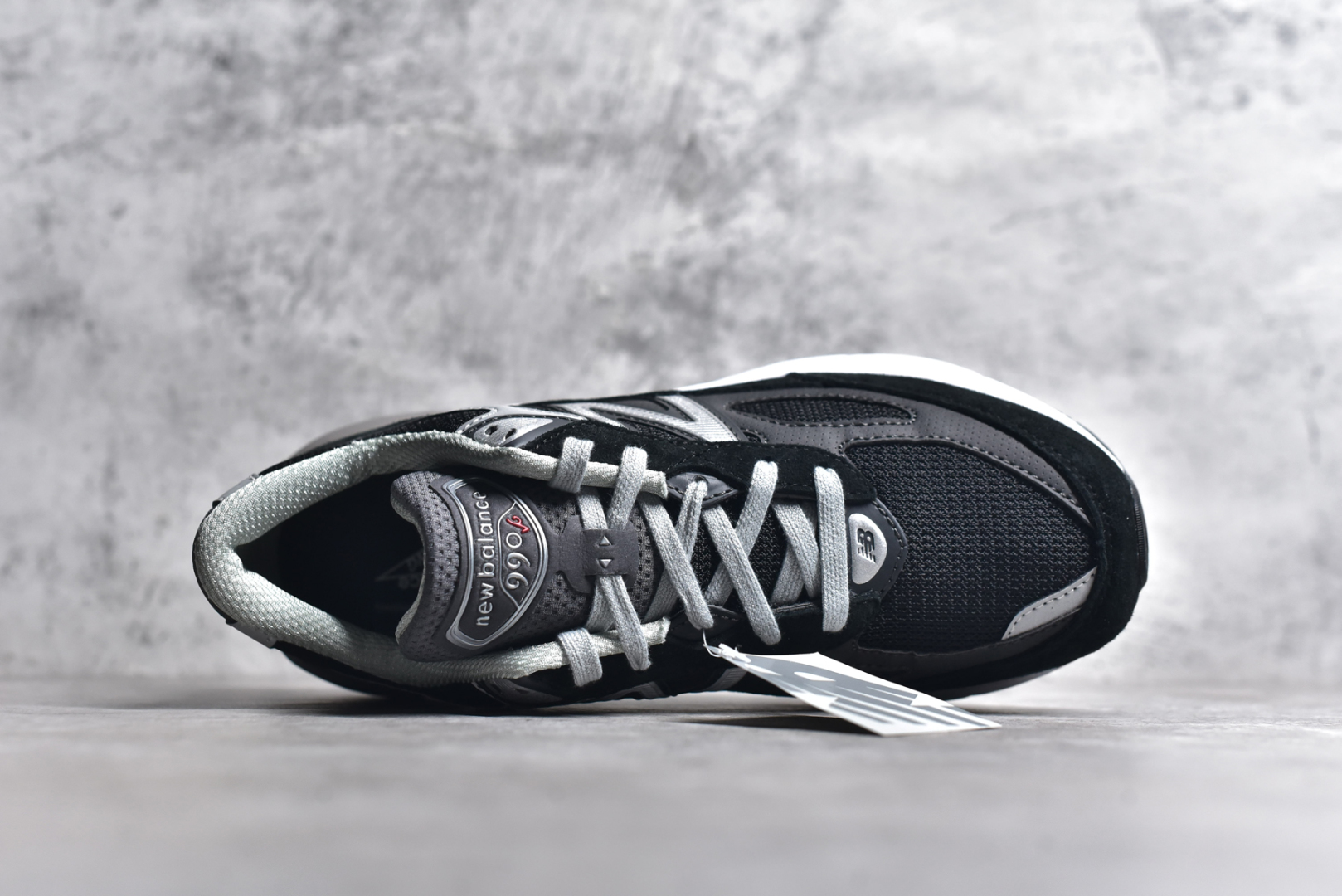 图片[4]-#New Balance M990BK6 新百伦NB990V6 黑灰 第六代总统复古慢跑鞋 正确3M反光细节 原楦原纸版开发 正确6层组合底模精密开发 后跟透明TPU水晶装饰条稳固 沿用了引以为傲的跑鞋手工技艺 采用猪皮绒面并包裹局部透气网面的鞋身设计 菱网鞋舌上刻有New Balance USA 鞋面依旧身着经典的大热之灰 彰显了其高端的品质身份 尺码：36 37 37.5 38 38.5 39 40 40.5 41.5 42 42.5 43 44 44.5 45 46.5-选品中心