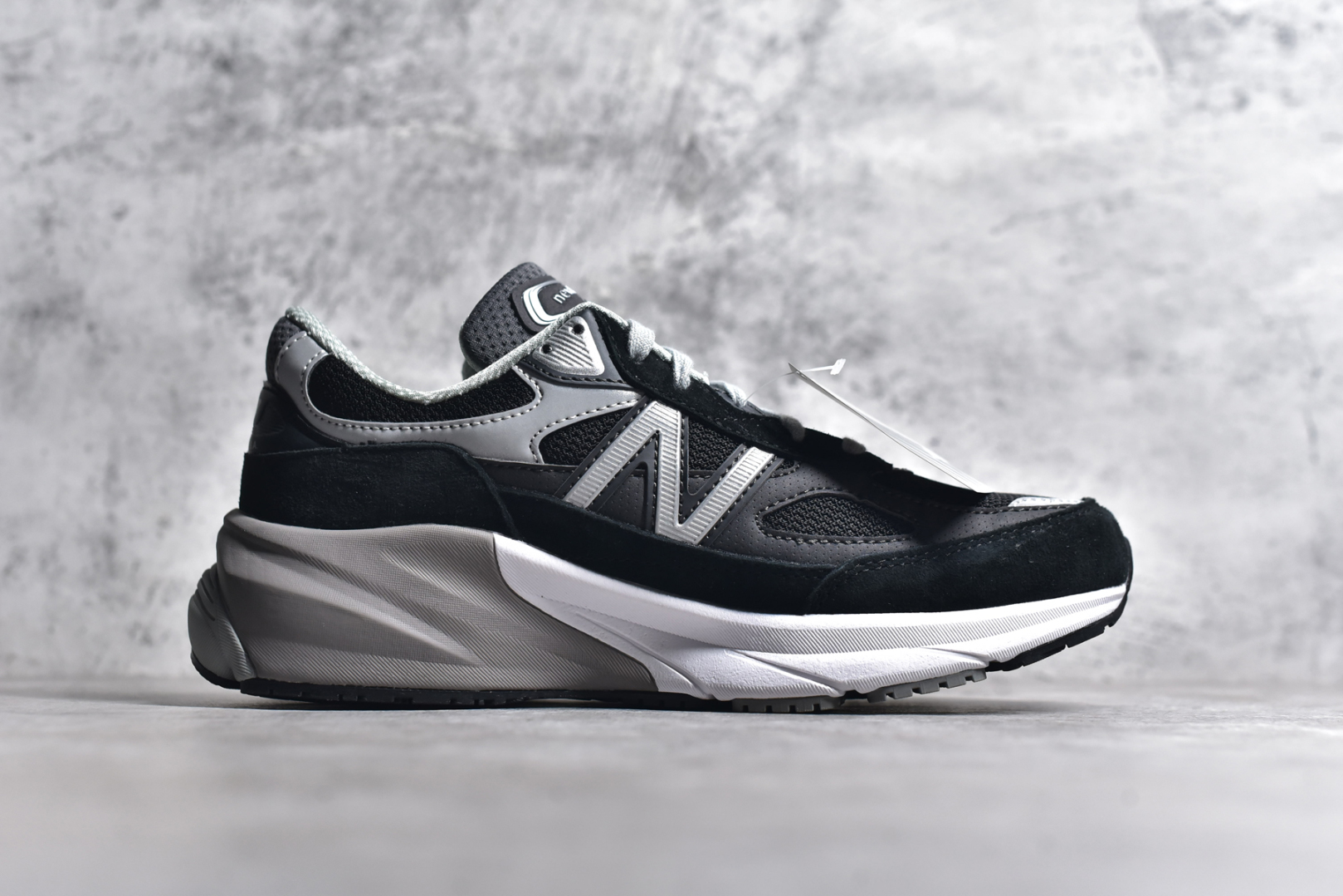 图片[3]-#New Balance M990BK6 新百伦NB990V6 黑灰 第六代总统复古慢跑鞋 正确3M反光细节 原楦原纸版开发 正确6层组合底模精密开发 后跟透明TPU水晶装饰条稳固 沿用了引以为傲的跑鞋手工技艺 采用猪皮绒面并包裹局部透气网面的鞋身设计 菱网鞋舌上刻有New Balance USA 鞋面依旧身着经典的大热之灰 彰显了其高端的品质身份 尺码：36 37 37.5 38 38.5 39 40 40.5 41.5 42 42.5 43 44 44.5 45 46.5-选品中心