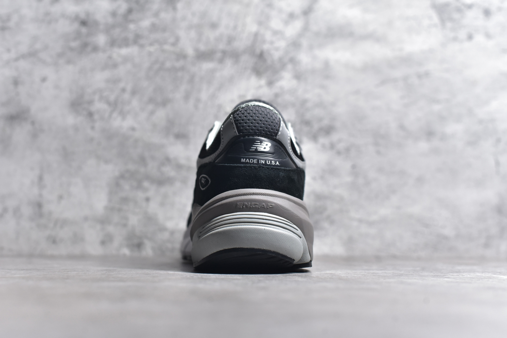 图片[5]-#New Balance M990BK6 新百伦NB990V6 黑灰 第六代总统复古慢跑鞋 正确3M反光细节 原楦原纸版开发 正确6层组合底模精密开发 后跟透明TPU水晶装饰条稳固 沿用了引以为傲的跑鞋手工技艺 采用猪皮绒面并包裹局部透气网面的鞋身设计 菱网鞋舌上刻有New Balance USA 鞋面依旧身着经典的大热之灰 彰显了其高端的品质身份 尺码：36 37 37.5 38 38.5 39 40 40.5 41.5 42 42.5 43 44 44.5 45 46.5-选品中心