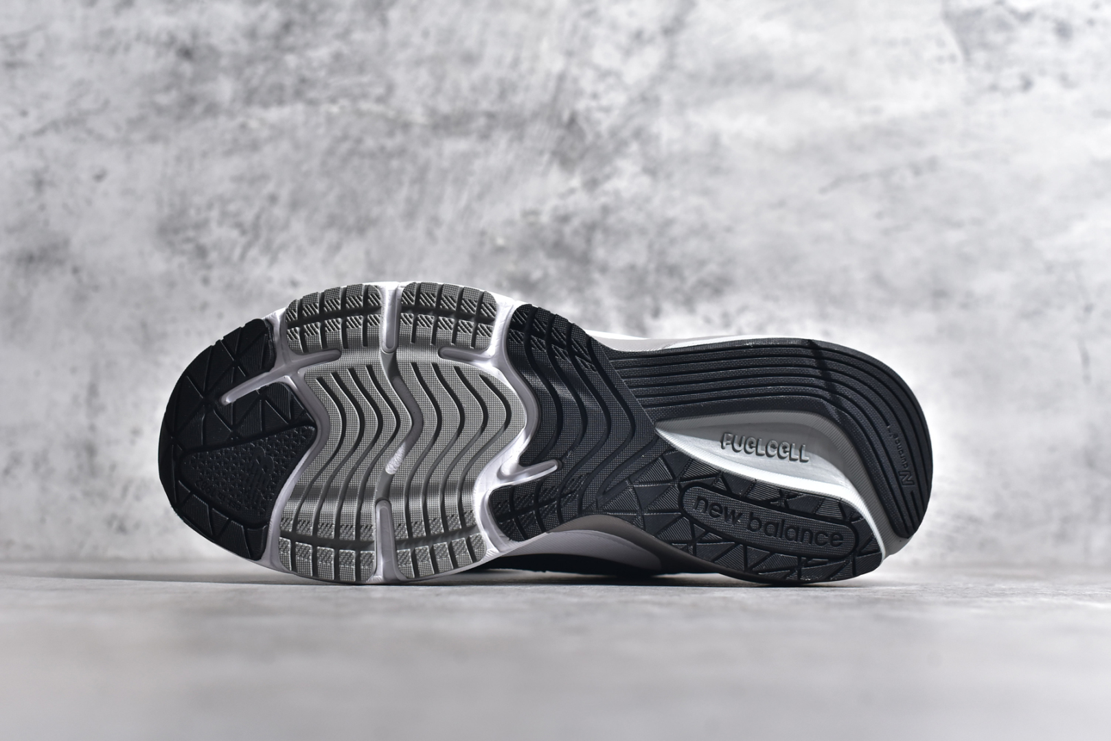 图片[6]-#New Balance M990BK6 新百伦NB990V6 黑灰 第六代总统复古慢跑鞋 正确3M反光细节 原楦原纸版开发 正确6层组合底模精密开发 后跟透明TPU水晶装饰条稳固 沿用了引以为傲的跑鞋手工技艺 采用猪皮绒面并包裹局部透气网面的鞋身设计 菱网鞋舌上刻有New Balance USA 鞋面依旧身着经典的大热之灰 彰显了其高端的品质身份 尺码：36 37 37.5 38 38.5 39 40 40.5 41.5 42 42.5 43 44 44.5 45 46.5-选品中心