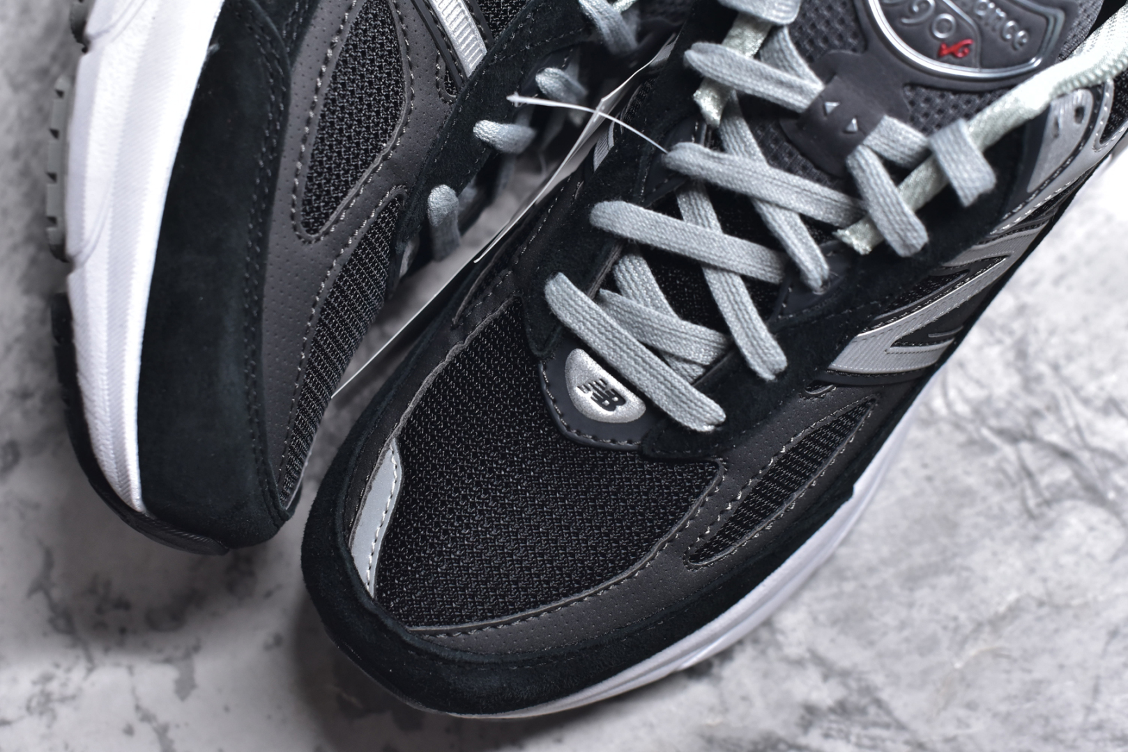 图片[8]-#New Balance M990BK6 新百伦NB990V6 黑灰 第六代总统复古慢跑鞋 正确3M反光细节 原楦原纸版开发 正确6层组合底模精密开发 后跟透明TPU水晶装饰条稳固 沿用了引以为傲的跑鞋手工技艺 采用猪皮绒面并包裹局部透气网面的鞋身设计 菱网鞋舌上刻有New Balance USA 鞋面依旧身着经典的大热之灰 彰显了其高端的品质身份 尺码：36 37 37.5 38 38.5 39 40 40.5 41.5 42 42.5 43 44 44.5 45 46.5-选品中心
