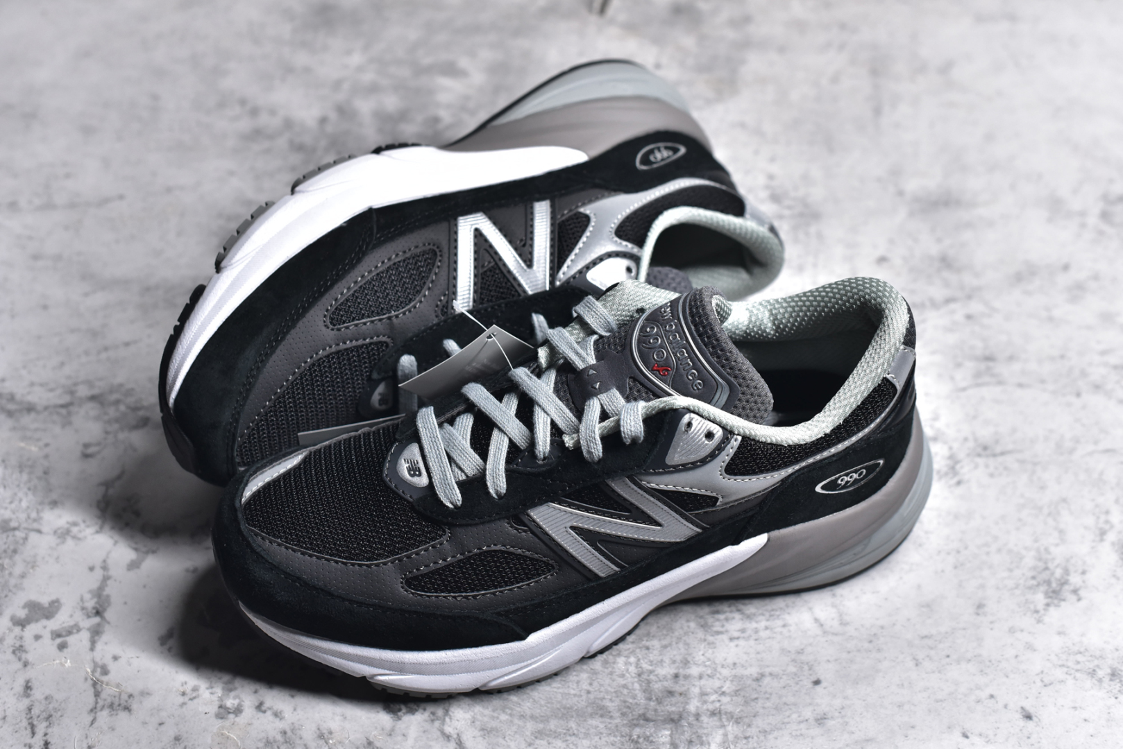 图片[7]-#New Balance M990BK6 新百伦NB990V6 黑灰 第六代总统复古慢跑鞋 正确3M反光细节 原楦原纸版开发 正确6层组合底模精密开发 后跟透明TPU水晶装饰条稳固 沿用了引以为傲的跑鞋手工技艺 采用猪皮绒面并包裹局部透气网面的鞋身设计 菱网鞋舌上刻有New Balance USA 鞋面依旧身着经典的大热之灰 彰显了其高端的品质身份 尺码：36 37 37.5 38 38.5 39 40 40.5 41.5 42 42.5 43 44 44.5 45 46.5-选品中心