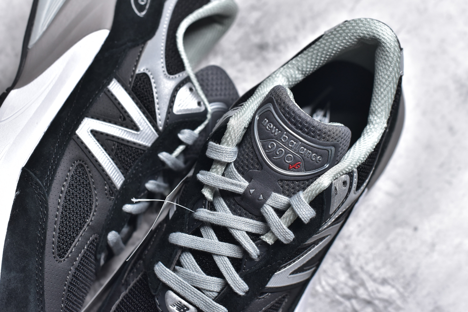 图片[9]-#New Balance M990BK6 新百伦NB990V6 黑灰 第六代总统复古慢跑鞋 正确3M反光细节 原楦原纸版开发 正确6层组合底模精密开发 后跟透明TPU水晶装饰条稳固 沿用了引以为傲的跑鞋手工技艺 采用猪皮绒面并包裹局部透气网面的鞋身设计 菱网鞋舌上刻有New Balance USA 鞋面依旧身着经典的大热之灰 彰显了其高端的品质身份 尺码：36 37 37.5 38 38.5 39 40 40.5 41.5 42 42.5 43 44 44.5 45 46.5-选品中心