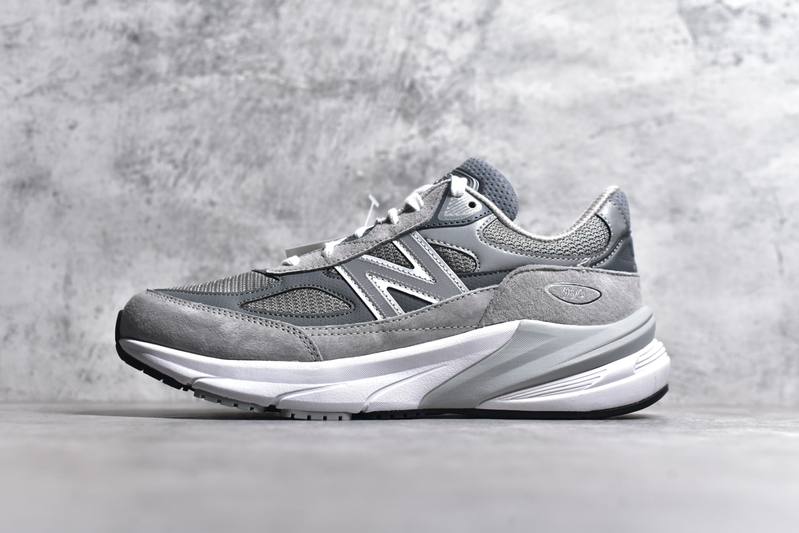 #New Balance M990GL6 新百伦NB990V6 原始灰 第六代总统复古慢跑鞋 正确3M反光细节 原楦原纸版开发 正确6层组合底模精密开发 后跟透明TPU水晶装饰条稳固 沿用了引以为傲的跑鞋手工技艺 采用猪皮绒面并包裹局部透气网面的鞋身设计 菱网鞋舌上刻有New Balance USA 鞋面依旧身着经典的大热之灰 彰显了其高端的品质身份 尺码：36 37 37.5 38 38.5 39 40 40.5 41.5 42 42.5 43 44 44.5 45 46.5-选品中心