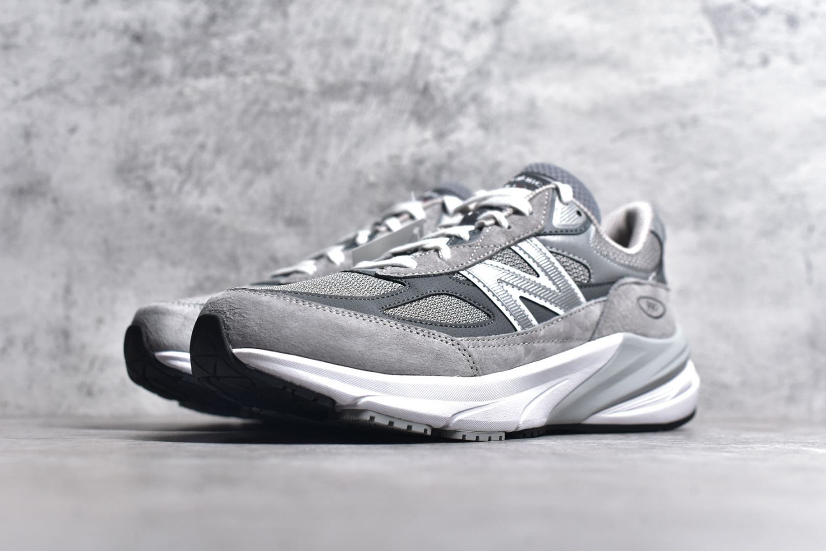 图片[2]-#New Balance M990GL6 新百伦NB990V6 原始灰 第六代总统复古慢跑鞋 正确3M反光细节 原楦原纸版开发 正确6层组合底模精密开发 后跟透明TPU水晶装饰条稳固 沿用了引以为傲的跑鞋手工技艺 采用猪皮绒面并包裹局部透气网面的鞋身设计 菱网鞋舌上刻有New Balance USA 鞋面依旧身着经典的大热之灰 彰显了其高端的品质身份 尺码：36 37 37.5 38 38.5 39 40 40.5 41.5 42 42.5 43 44 44.5 45 46.5-选品中心