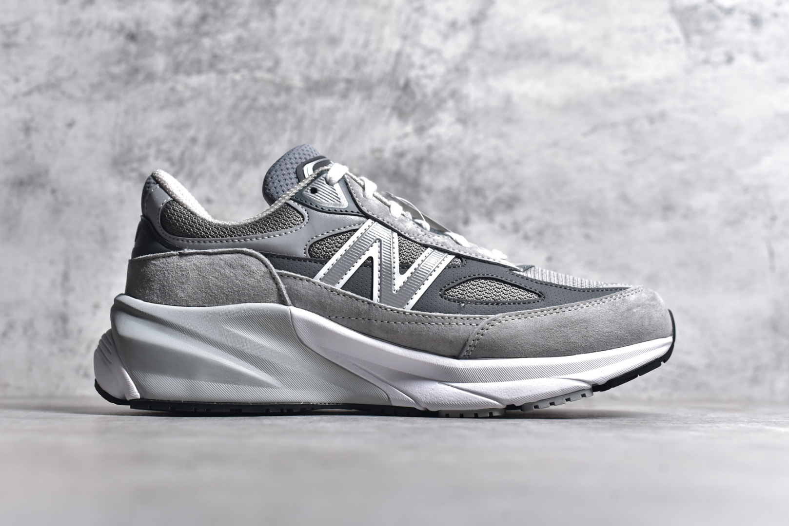 图片[3]-#New Balance M990GL6 新百伦NB990V6 原始灰 第六代总统复古慢跑鞋 正确3M反光细节 原楦原纸版开发 正确6层组合底模精密开发 后跟透明TPU水晶装饰条稳固 沿用了引以为傲的跑鞋手工技艺 采用猪皮绒面并包裹局部透气网面的鞋身设计 菱网鞋舌上刻有New Balance USA 鞋面依旧身着经典的大热之灰 彰显了其高端的品质身份 尺码：36 37 37.5 38 38.5 39 40 40.5 41.5 42 42.5 43 44 44.5 45 46.5-选品中心