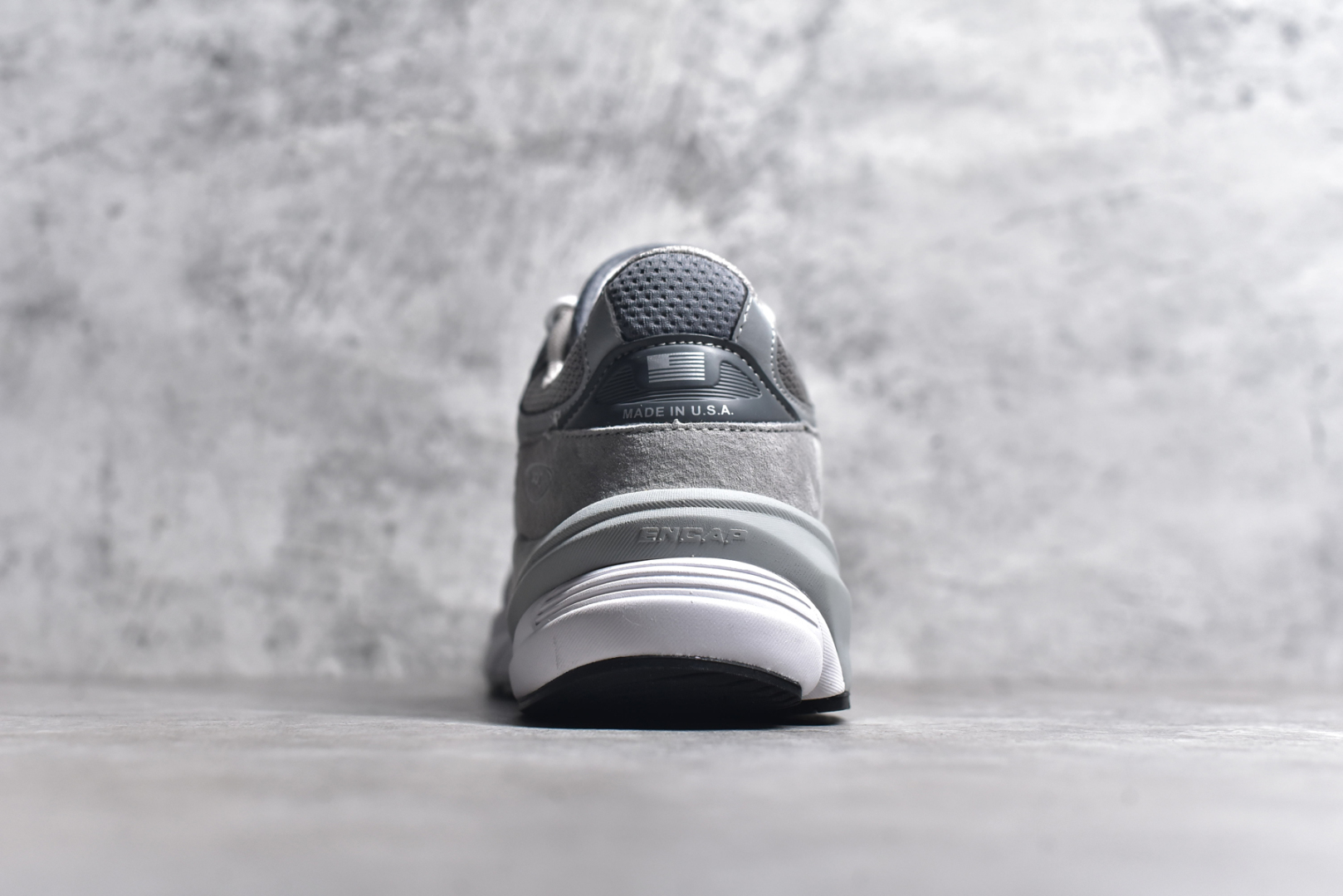 图片[5]-#New Balance M990GL6 新百伦NB990V6 原始灰 第六代总统复古慢跑鞋 正确3M反光细节 原楦原纸版开发 正确6层组合底模精密开发 后跟透明TPU水晶装饰条稳固 沿用了引以为傲的跑鞋手工技艺 采用猪皮绒面并包裹局部透气网面的鞋身设计 菱网鞋舌上刻有New Balance USA 鞋面依旧身着经典的大热之灰 彰显了其高端的品质身份 尺码：36 37 37.5 38 38.5 39 40 40.5 41.5 42 42.5 43 44 44.5 45 46.5-选品中心