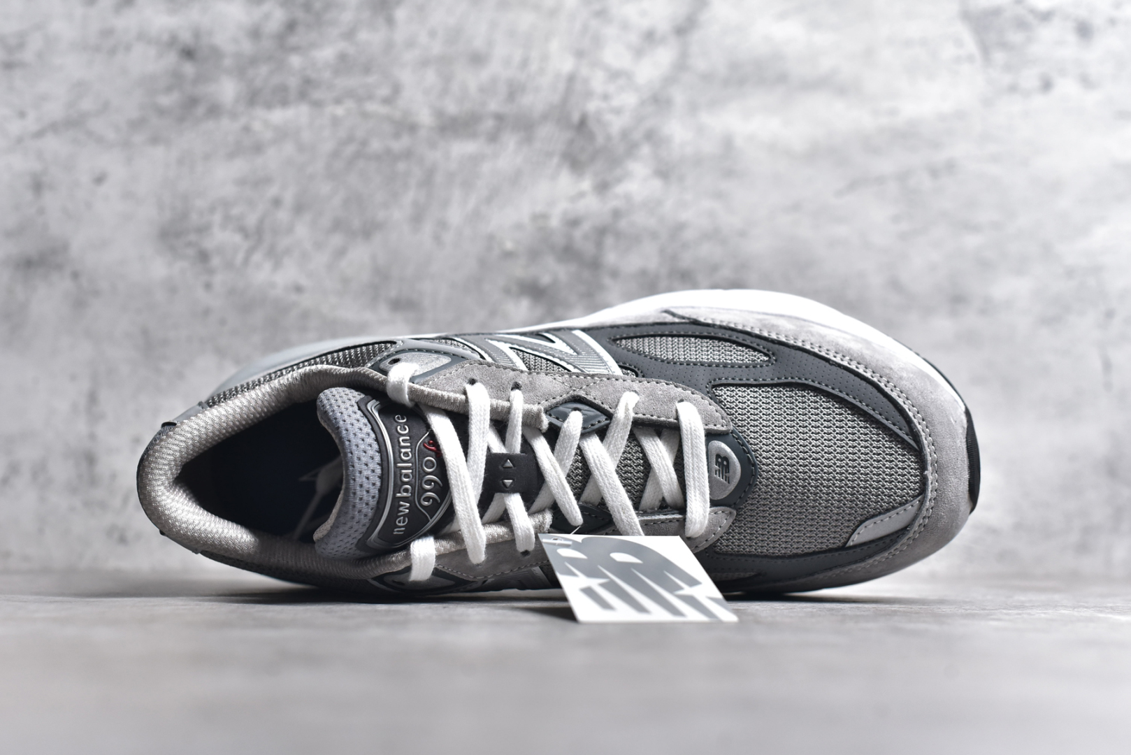 图片[4]-#New Balance M990GL6 新百伦NB990V6 原始灰 第六代总统复古慢跑鞋 正确3M反光细节 原楦原纸版开发 正确6层组合底模精密开发 后跟透明TPU水晶装饰条稳固 沿用了引以为傲的跑鞋手工技艺 采用猪皮绒面并包裹局部透气网面的鞋身设计 菱网鞋舌上刻有New Balance USA 鞋面依旧身着经典的大热之灰 彰显了其高端的品质身份 尺码：36 37 37.5 38 38.5 39 40 40.5 41.5 42 42.5 43 44 44.5 45 46.5-选品中心