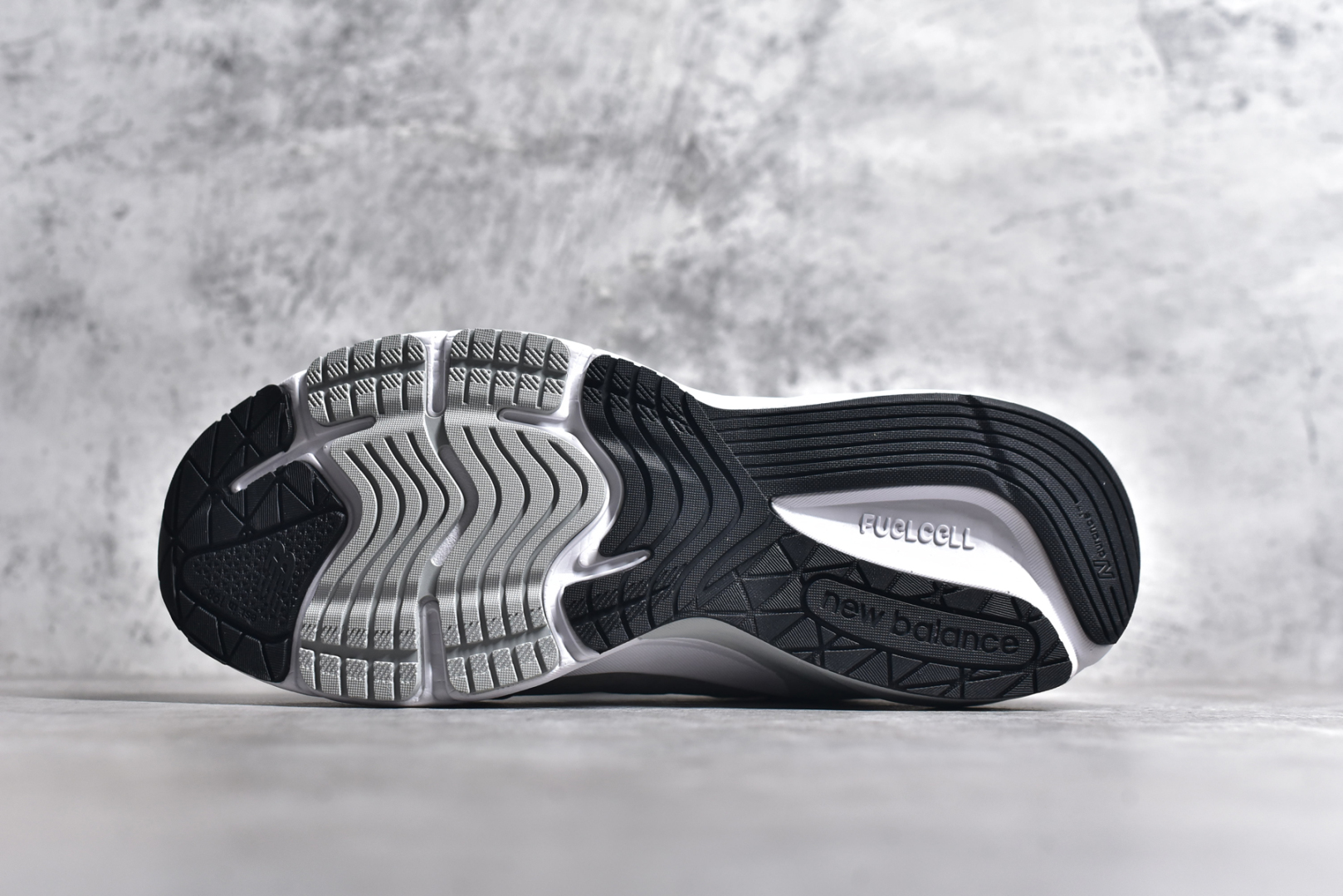 图片[6]-#New Balance M990GL6 新百伦NB990V6 原始灰 第六代总统复古慢跑鞋 正确3M反光细节 原楦原纸版开发 正确6层组合底模精密开发 后跟透明TPU水晶装饰条稳固 沿用了引以为傲的跑鞋手工技艺 采用猪皮绒面并包裹局部透气网面的鞋身设计 菱网鞋舌上刻有New Balance USA 鞋面依旧身着经典的大热之灰 彰显了其高端的品质身份 尺码：36 37 37.5 38 38.5 39 40 40.5 41.5 42 42.5 43 44 44.5 45 46.5-选品中心