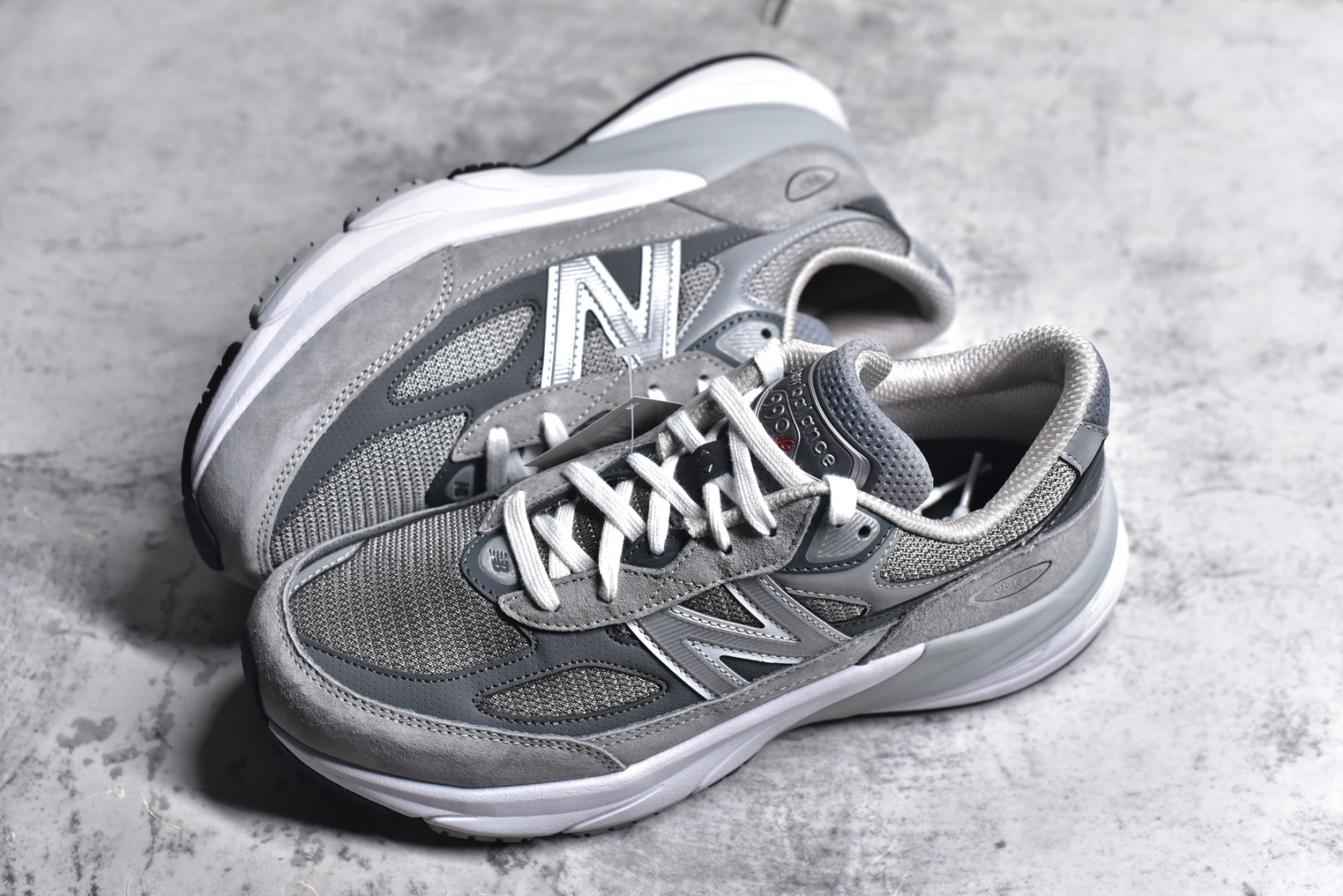图片[7]-#New Balance M990GL6 新百伦NB990V6 原始灰 第六代总统复古慢跑鞋 正确3M反光细节 原楦原纸版开发 正确6层组合底模精密开发 后跟透明TPU水晶装饰条稳固 沿用了引以为傲的跑鞋手工技艺 采用猪皮绒面并包裹局部透气网面的鞋身设计 菱网鞋舌上刻有New Balance USA 鞋面依旧身着经典的大热之灰 彰显了其高端的品质身份 尺码：36 37 37.5 38 38.5 39 40 40.5 41.5 42 42.5 43 44 44.5 45 46.5-选品中心