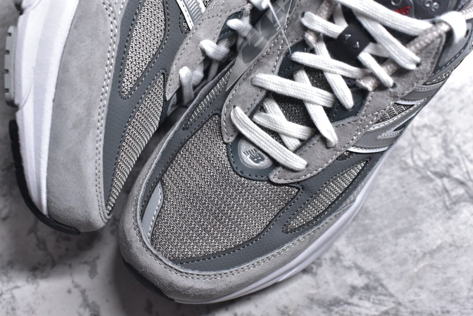 图片[8]-#New Balance M990GL6 新百伦NB990V6 原始灰 第六代总统复古慢跑鞋 正确3M反光细节 原楦原纸版开发 正确6层组合底模精密开发 后跟透明TPU水晶装饰条稳固 沿用了引以为傲的跑鞋手工技艺 采用猪皮绒面并包裹局部透气网面的鞋身设计 菱网鞋舌上刻有New Balance USA 鞋面依旧身着经典的大热之灰 彰显了其高端的品质身份 尺码：36 37 37.5 38 38.5 39 40 40.5 41.5 42 42.5 43 44 44.5 45 46.5-选品中心