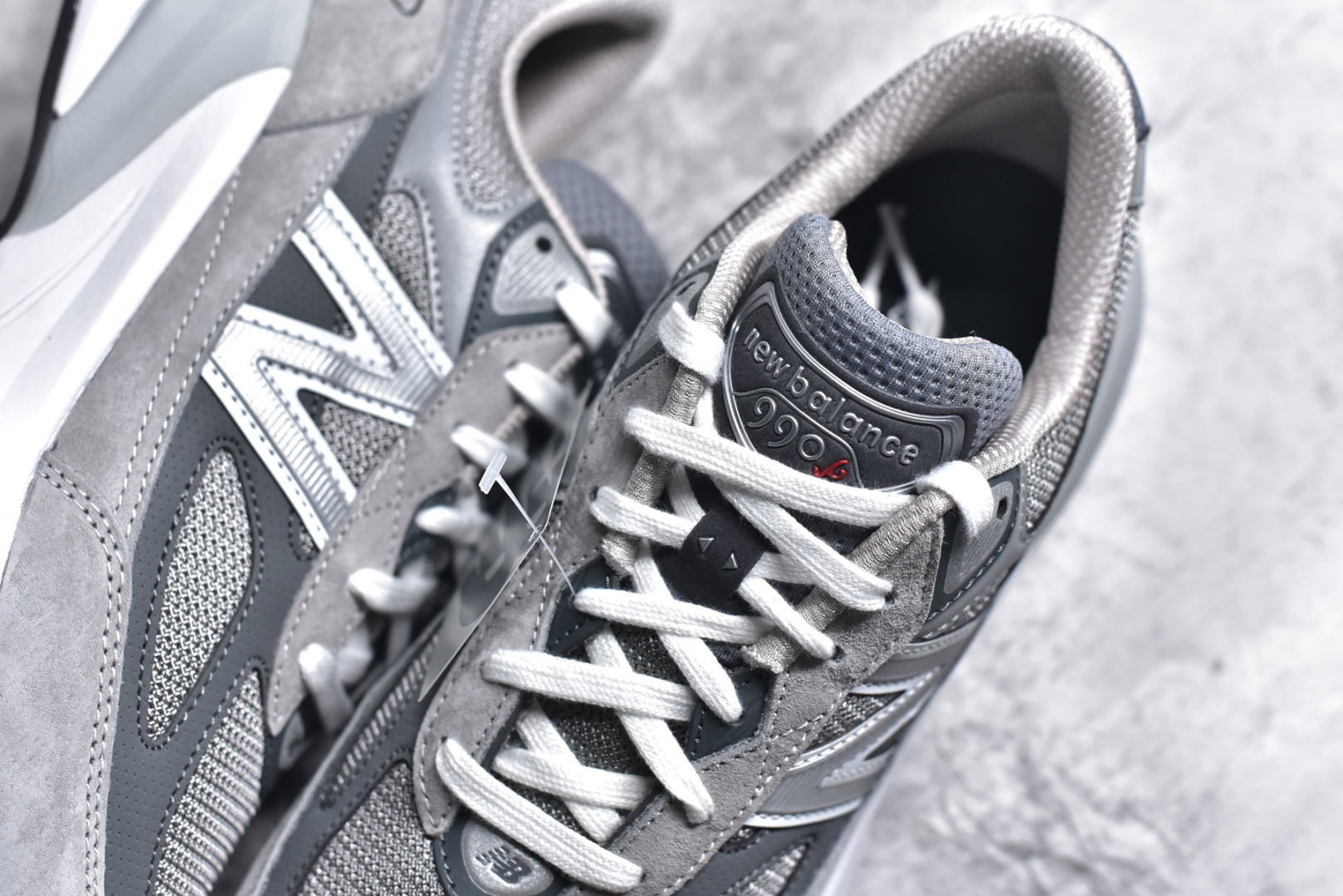 图片[9]-#New Balance M990GL6 新百伦NB990V6 原始灰 第六代总统复古慢跑鞋 正确3M反光细节 原楦原纸版开发 正确6层组合底模精密开发 后跟透明TPU水晶装饰条稳固 沿用了引以为傲的跑鞋手工技艺 采用猪皮绒面并包裹局部透气网面的鞋身设计 菱网鞋舌上刻有New Balance USA 鞋面依旧身着经典的大热之灰 彰显了其高端的品质身份 尺码：36 37 37.5 38 38.5 39 40 40.5 41.5 42 42.5 43 44 44.5 45 46.5-选品中心