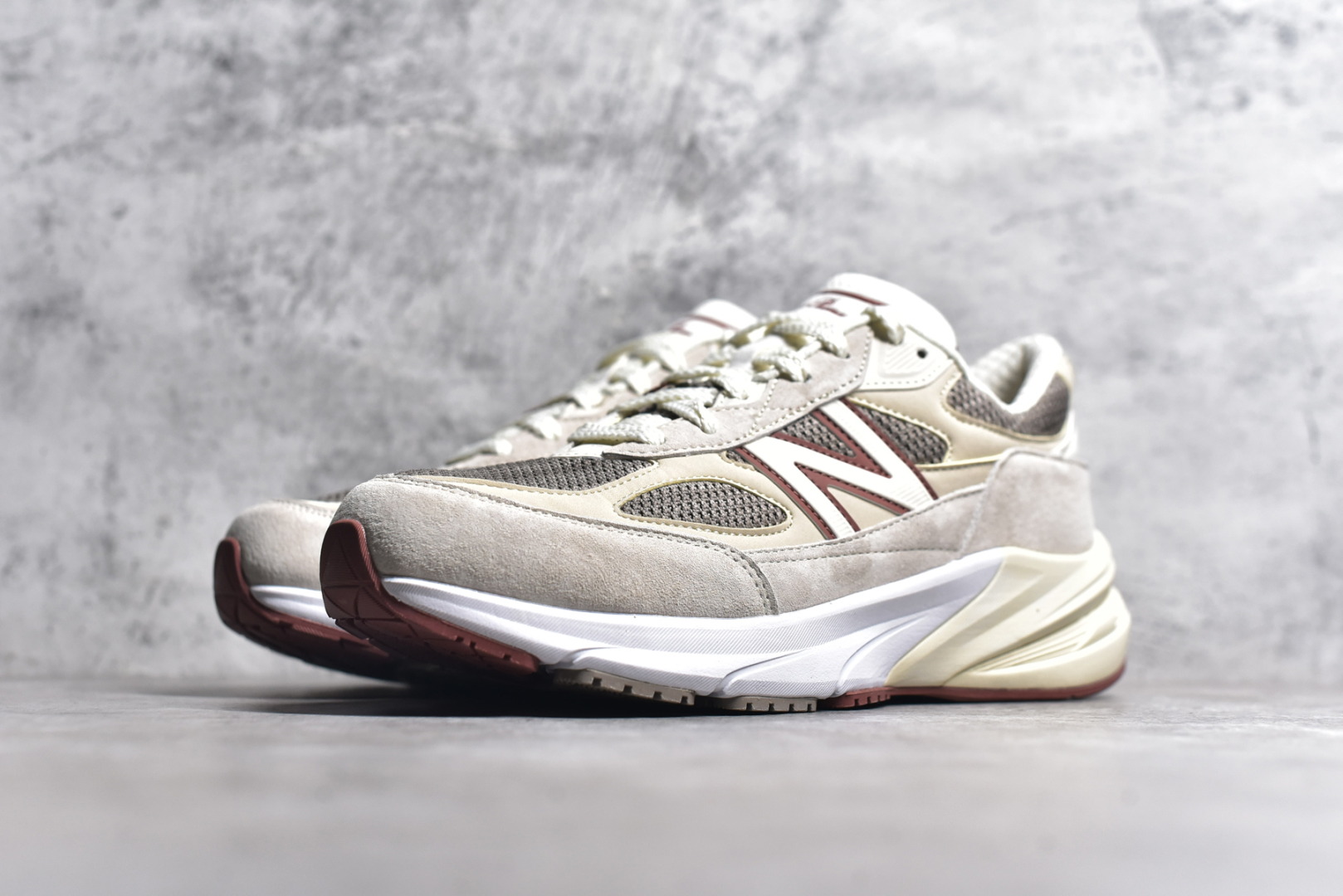图片[2]-#Loro Piana x New Balance 新百伦NB990V6 第六代总统复古慢跑鞋 联名灰酒红 U990LO6 本次联名选择以美产990V6鞋型为蓝本，鞋面由奶油色和灰褐色拼接打造，N字Logo、鞋底、以及鞋舌处加入了Loro Piana经典的勃艮第红勾勒。鞋舌标签上印有\”Loro Piana\”标识，彰显特殊身份，整体颜值不俗。材质方面也主打一个奢华，采用针织网眼和升级版优质麂皮打造，并且融入了 Loro Piana 标志性的 Pecora Nera 羊毛，后跟和鞋底搭载ENCAP和 FuelCell缓冲技术，上脚舒适度得以保证，确实是史上最奢华的一双990V6联名了。原盒原配 正确3M反光细节 原楦原纸版开发 正确6层组合底模精密开发 后跟透明TPU水晶装饰条稳固 沿用了引以为傲的跑鞋手工技艺 采用猪皮绒面并包裹局部透气网面的鞋身设计 菱网鞋舌上刻有New Balance USA 鞋面依旧身着经典的大热之灰 彰显了其高端的品质身份 尺码：36 37 37.5 38 38.5 39 40 40.5 41.5 42 42.5 43 44 44.5 45 46.5-选品中心