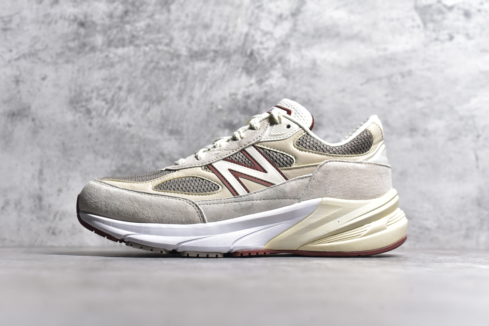 #Loro Piana x New Balance 新百伦NB990V6 第六代总统复古慢跑鞋 联名灰酒红 U990LO6 本次联名选择以美产990V6鞋型为蓝本，鞋面由奶油色和灰褐色拼接打造，N字Logo、鞋底、以及鞋舌处加入了Loro Piana经典的勃艮第红勾勒。鞋舌标签上印有\”Loro Piana\”标识，彰显特殊身份，整体颜值不俗。材质方面也主打一个奢华，采用针织网眼和升级版优质麂皮打造，并且融入了 Loro Piana 标志性的 Pecora Nera 羊毛，后跟和鞋底搭载ENCAP和 FuelCell缓冲技术，上脚舒适度得以保证，确实是史上最奢华的一双990V6联名了。原盒原配 正确3M反光细节 原楦原纸版开发 正确6层组合底模精密开发 后跟透明TPU水晶装饰条稳固 沿用了引以为傲的跑鞋手工技艺 采用猪皮绒面并包裹局部透气网面的鞋身设计 菱网鞋舌上刻有New Balance USA 鞋面依旧身着经典的大热之灰 彰显了其高端的品质身份 尺码：36 37 37.5 38 38.5 39 40 40.5 41.5 42 42.5 43 44 44.5 45 46.5-选品中心