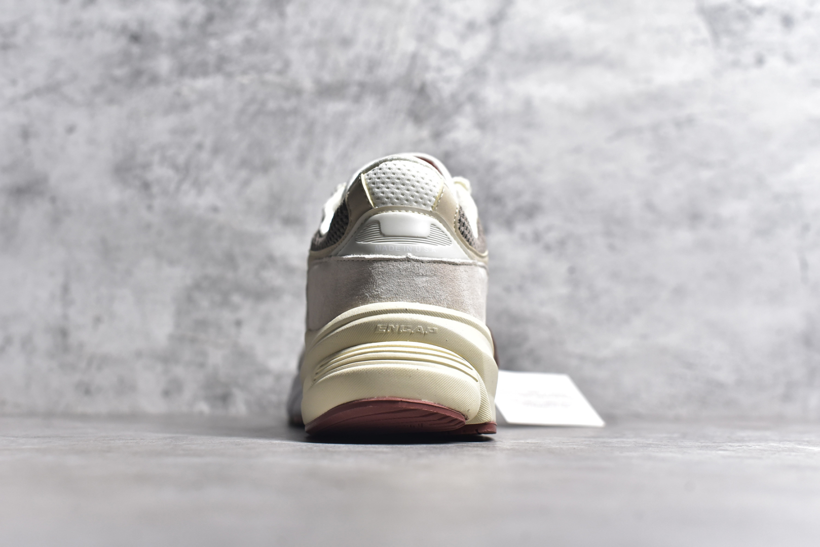 图片[5]-#Loro Piana x New Balance 新百伦NB990V6 第六代总统复古慢跑鞋 联名灰酒红 U990LO6 本次联名选择以美产990V6鞋型为蓝本，鞋面由奶油色和灰褐色拼接打造，N字Logo、鞋底、以及鞋舌处加入了Loro Piana经典的勃艮第红勾勒。鞋舌标签上印有\”Loro Piana\”标识，彰显特殊身份，整体颜值不俗。材质方面也主打一个奢华，采用针织网眼和升级版优质麂皮打造，并且融入了 Loro Piana 标志性的 Pecora Nera 羊毛，后跟和鞋底搭载ENCAP和 FuelCell缓冲技术，上脚舒适度得以保证，确实是史上最奢华的一双990V6联名了。原盒原配 正确3M反光细节 原楦原纸版开发 正确6层组合底模精密开发 后跟透明TPU水晶装饰条稳固 沿用了引以为傲的跑鞋手工技艺 采用猪皮绒面并包裹局部透气网面的鞋身设计 菱网鞋舌上刻有New Balance USA 鞋面依旧身着经典的大热之灰 彰显了其高端的品质身份 尺码：36 37 37.5 38 38.5 39 40 40.5 41.5 42 42.5 43 44 44.5 45 46.5-选品中心
