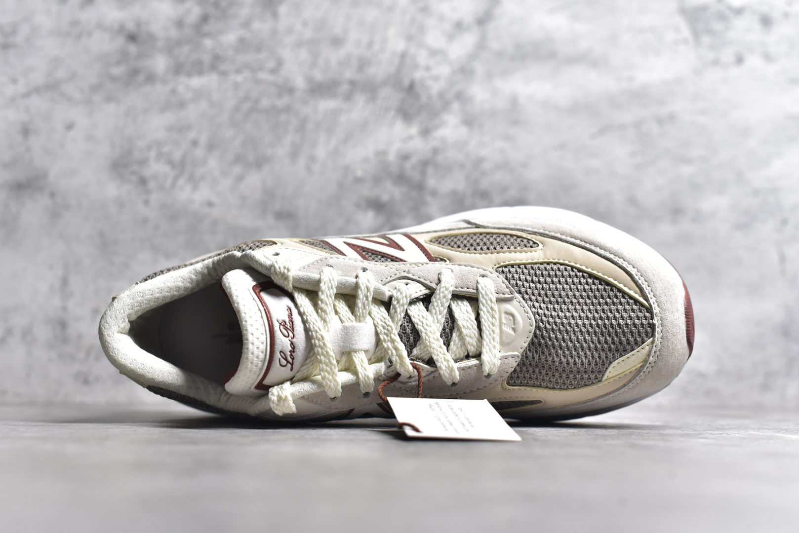 图片[4]-#Loro Piana x New Balance 新百伦NB990V6 第六代总统复古慢跑鞋 联名灰酒红 U990LO6 本次联名选择以美产990V6鞋型为蓝本，鞋面由奶油色和灰褐色拼接打造，N字Logo、鞋底、以及鞋舌处加入了Loro Piana经典的勃艮第红勾勒。鞋舌标签上印有\”Loro Piana\”标识，彰显特殊身份，整体颜值不俗。材质方面也主打一个奢华，采用针织网眼和升级版优质麂皮打造，并且融入了 Loro Piana 标志性的 Pecora Nera 羊毛，后跟和鞋底搭载ENCAP和 FuelCell缓冲技术，上脚舒适度得以保证，确实是史上最奢华的一双990V6联名了。原盒原配 正确3M反光细节 原楦原纸版开发 正确6层组合底模精密开发 后跟透明TPU水晶装饰条稳固 沿用了引以为傲的跑鞋手工技艺 采用猪皮绒面并包裹局部透气网面的鞋身设计 菱网鞋舌上刻有New Balance USA 鞋面依旧身着经典的大热之灰 彰显了其高端的品质身份 尺码：36 37 37.5 38 38.5 39 40 40.5 41.5 42 42.5 43 44 44.5 45 46.5-选品中心