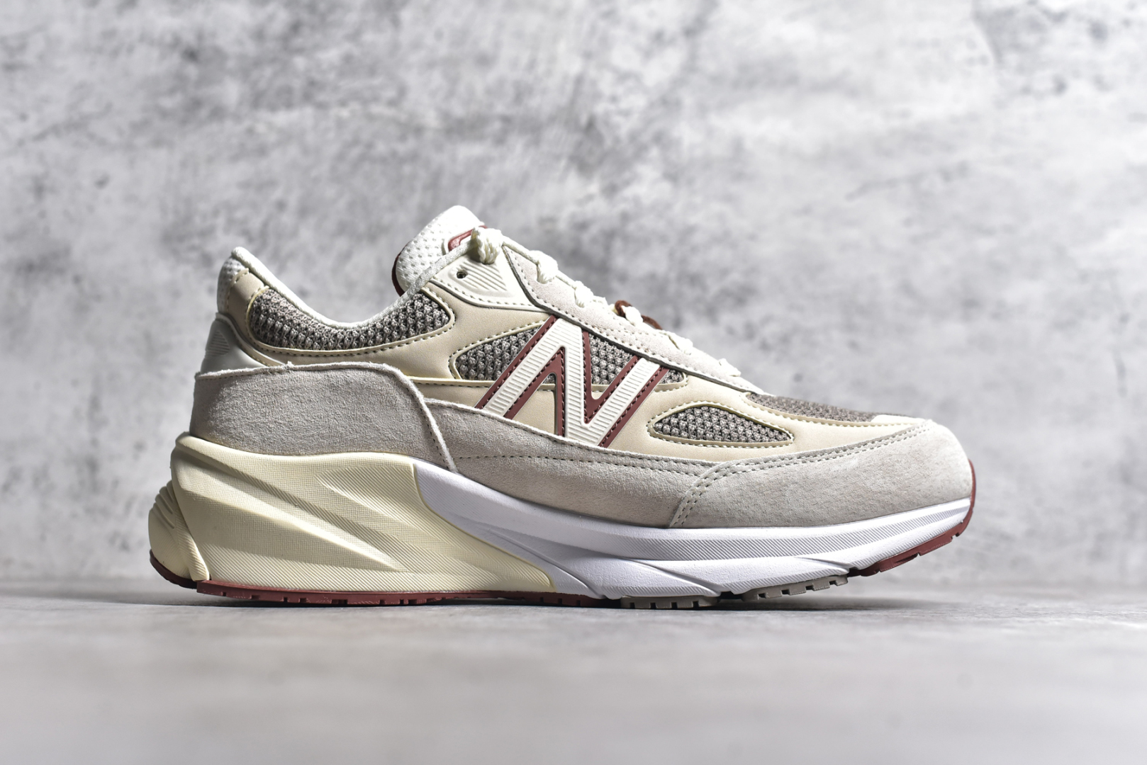 图片[3]-#Loro Piana x New Balance 新百伦NB990V6 第六代总统复古慢跑鞋 联名灰酒红 U990LO6 本次联名选择以美产990V6鞋型为蓝本，鞋面由奶油色和灰褐色拼接打造，N字Logo、鞋底、以及鞋舌处加入了Loro Piana经典的勃艮第红勾勒。鞋舌标签上印有\”Loro Piana\”标识，彰显特殊身份，整体颜值不俗。材质方面也主打一个奢华，采用针织网眼和升级版优质麂皮打造，并且融入了 Loro Piana 标志性的 Pecora Nera 羊毛，后跟和鞋底搭载ENCAP和 FuelCell缓冲技术，上脚舒适度得以保证，确实是史上最奢华的一双990V6联名了。原盒原配 正确3M反光细节 原楦原纸版开发 正确6层组合底模精密开发 后跟透明TPU水晶装饰条稳固 沿用了引以为傲的跑鞋手工技艺 采用猪皮绒面并包裹局部透气网面的鞋身设计 菱网鞋舌上刻有New Balance USA 鞋面依旧身着经典的大热之灰 彰显了其高端的品质身份 尺码：36 37 37.5 38 38.5 39 40 40.5 41.5 42 42.5 43 44 44.5 45 46.5-选品中心