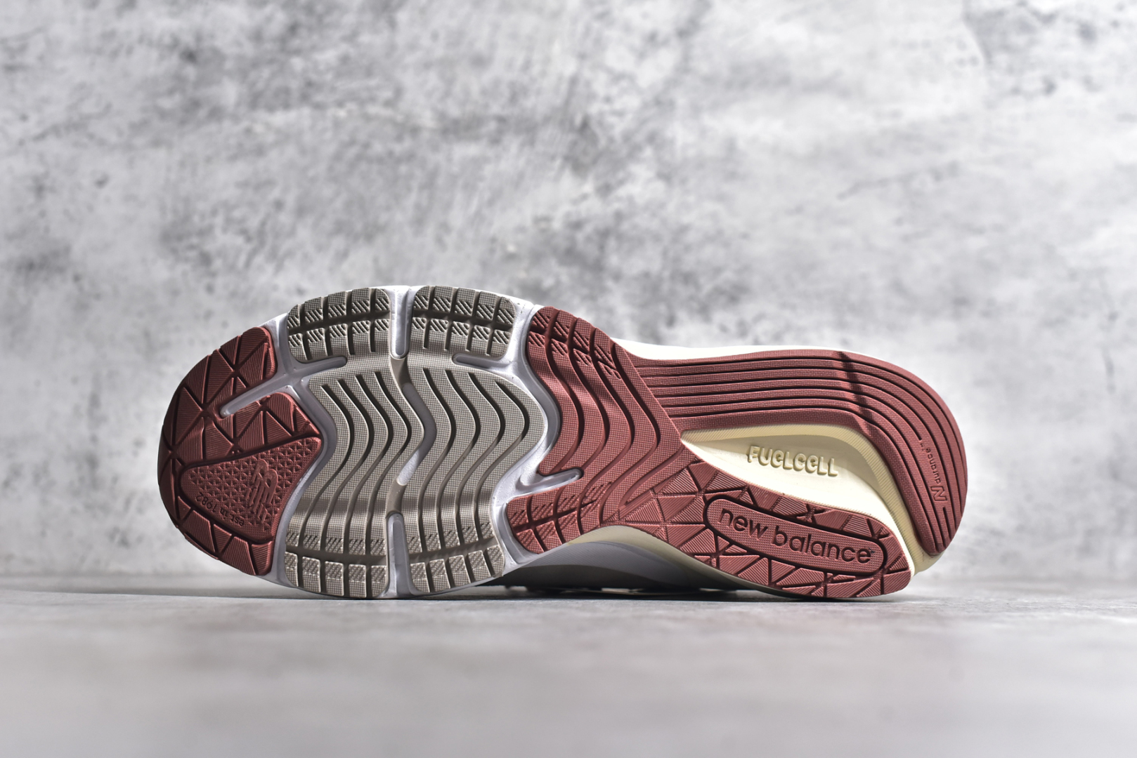 图片[6]-#Loro Piana x New Balance 新百伦NB990V6 第六代总统复古慢跑鞋 联名灰酒红 U990LO6 本次联名选择以美产990V6鞋型为蓝本，鞋面由奶油色和灰褐色拼接打造，N字Logo、鞋底、以及鞋舌处加入了Loro Piana经典的勃艮第红勾勒。鞋舌标签上印有\”Loro Piana\”标识，彰显特殊身份，整体颜值不俗。材质方面也主打一个奢华，采用针织网眼和升级版优质麂皮打造，并且融入了 Loro Piana 标志性的 Pecora Nera 羊毛，后跟和鞋底搭载ENCAP和 FuelCell缓冲技术，上脚舒适度得以保证，确实是史上最奢华的一双990V6联名了。原盒原配 正确3M反光细节 原楦原纸版开发 正确6层组合底模精密开发 后跟透明TPU水晶装饰条稳固 沿用了引以为傲的跑鞋手工技艺 采用猪皮绒面并包裹局部透气网面的鞋身设计 菱网鞋舌上刻有New Balance USA 鞋面依旧身着经典的大热之灰 彰显了其高端的品质身份 尺码：36 37 37.5 38 38.5 39 40 40.5 41.5 42 42.5 43 44 44.5 45 46.5-选品中心
