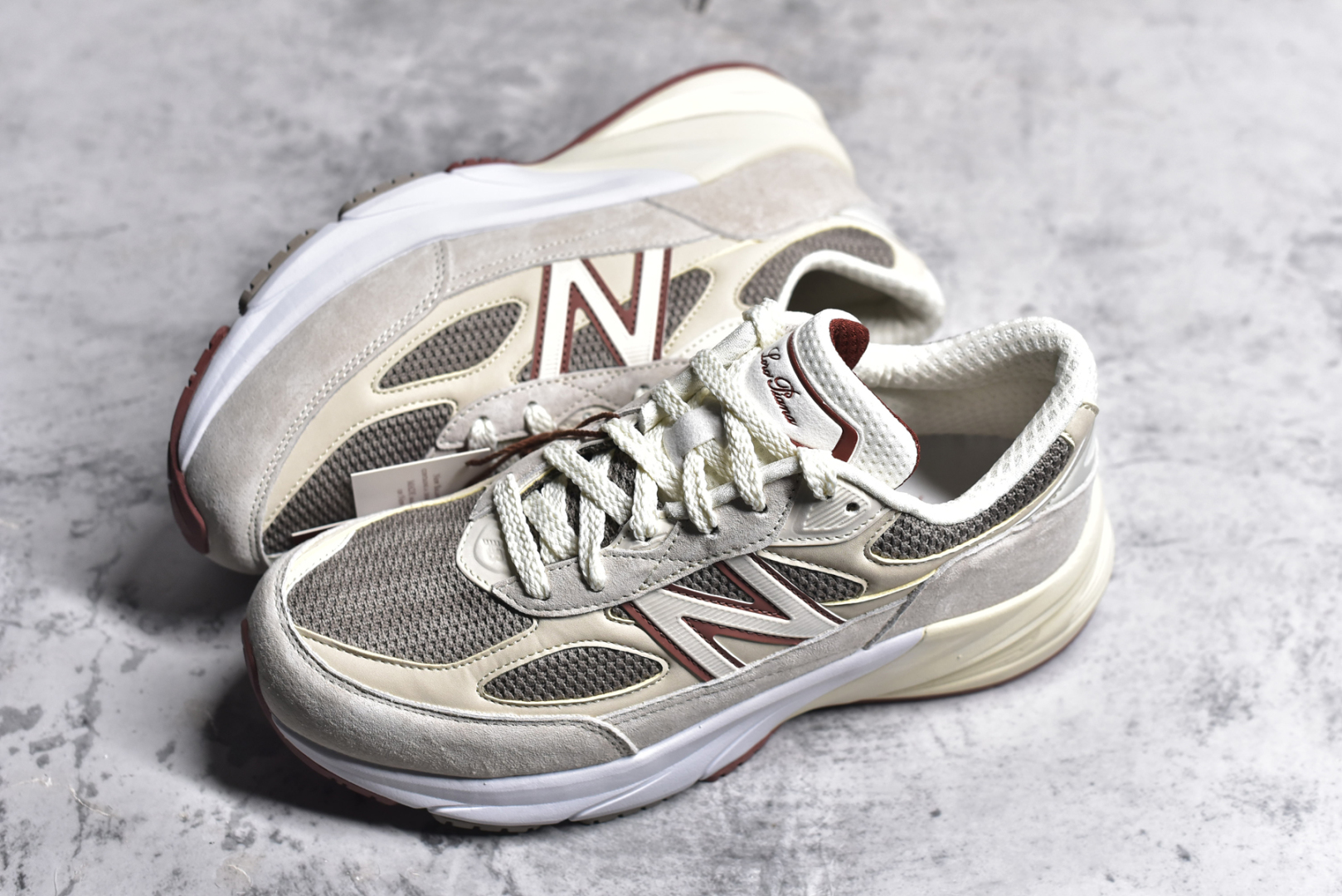图片[7]-#Loro Piana x New Balance 新百伦NB990V6 第六代总统复古慢跑鞋 联名灰酒红 U990LO6 本次联名选择以美产990V6鞋型为蓝本，鞋面由奶油色和灰褐色拼接打造，N字Logo、鞋底、以及鞋舌处加入了Loro Piana经典的勃艮第红勾勒。鞋舌标签上印有\”Loro Piana\”标识，彰显特殊身份，整体颜值不俗。材质方面也主打一个奢华，采用针织网眼和升级版优质麂皮打造，并且融入了 Loro Piana 标志性的 Pecora Nera 羊毛，后跟和鞋底搭载ENCAP和 FuelCell缓冲技术，上脚舒适度得以保证，确实是史上最奢华的一双990V6联名了。原盒原配 正确3M反光细节 原楦原纸版开发 正确6层组合底模精密开发 后跟透明TPU水晶装饰条稳固 沿用了引以为傲的跑鞋手工技艺 采用猪皮绒面并包裹局部透气网面的鞋身设计 菱网鞋舌上刻有New Balance USA 鞋面依旧身着经典的大热之灰 彰显了其高端的品质身份 尺码：36 37 37.5 38 38.5 39 40 40.5 41.5 42 42.5 43 44 44.5 45 46.5-选品中心