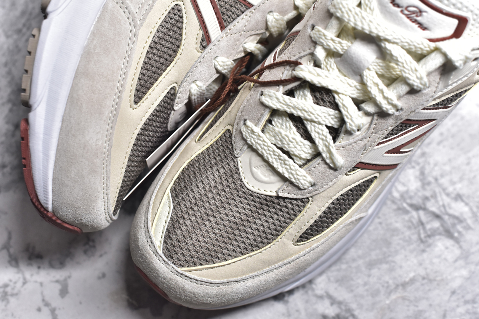 图片[8]-#Loro Piana x New Balance 新百伦NB990V6 第六代总统复古慢跑鞋 联名灰酒红 U990LO6 本次联名选择以美产990V6鞋型为蓝本，鞋面由奶油色和灰褐色拼接打造，N字Logo、鞋底、以及鞋舌处加入了Loro Piana经典的勃艮第红勾勒。鞋舌标签上印有\”Loro Piana\”标识，彰显特殊身份，整体颜值不俗。材质方面也主打一个奢华，采用针织网眼和升级版优质麂皮打造，并且融入了 Loro Piana 标志性的 Pecora Nera 羊毛，后跟和鞋底搭载ENCAP和 FuelCell缓冲技术，上脚舒适度得以保证，确实是史上最奢华的一双990V6联名了。原盒原配 正确3M反光细节 原楦原纸版开发 正确6层组合底模精密开发 后跟透明TPU水晶装饰条稳固 沿用了引以为傲的跑鞋手工技艺 采用猪皮绒面并包裹局部透气网面的鞋身设计 菱网鞋舌上刻有New Balance USA 鞋面依旧身着经典的大热之灰 彰显了其高端的品质身份 尺码：36 37 37.5 38 38.5 39 40 40.5 41.5 42 42.5 43 44 44.5 45 46.5-选品中心