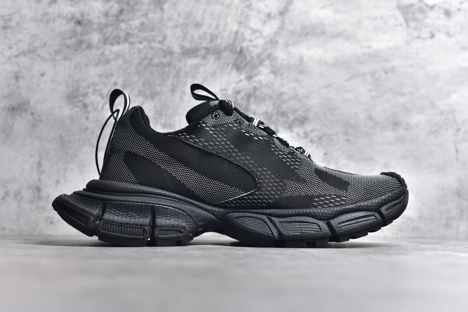 图片[3]-#BALENCIAGA 3XL Sneakers 巴黎世家十代网布系带低帮走秀复古老爹鞋 全套原纸板楦头开发 最原汁原味的灵魂版型 全鞋荧光划线卡点 胶水把控整洁度追求极致完美 每一双都是工艺品 多重QC质检 超越公司货的品控标准 实实在在的免检产品 原盒原配 正确字体电绣 粗细、位置、大小正确 侧边TPU 透气孔匹配意产原版 正确分离大底 TPU软底 原版一致大底LOGO 立体感十足 原厂皮料水洗做旧 采购原厂网纱 不含皮革 网布材料和聚氨酯 磨损效果 鞋头边缘和后帮 Balenciaga 徽标 鞋面和后跟凸印尺码 鞋舌 3XL 橡胶品牌标识和反光细节 鞋帮拉袢和鞋舌拉祥 配反光细节 备用鞋带在鞋履前侧 可在穿着前取下 便于不同造型搭配 正常尺码 尺码：35 36 37 38 39 40 41 42 43 44 45 46-选品中心