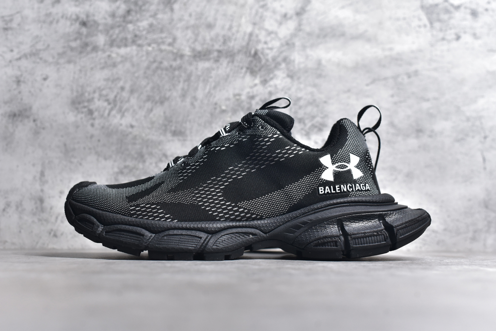 #BALENCIAGA 3XL Sneakers 巴黎世家十代网布系带低帮走秀复古老爹鞋 全套原纸板楦头开发 最原汁原味的灵魂版型 全鞋荧光划线卡点 胶水把控整洁度追求极致完美 每一双都是工艺品 多重QC质检 超越公司货的品控标准 实实在在的免检产品 原盒原配 正确字体电绣 粗细、位置、大小正确 侧边TPU 透气孔匹配意产原版 正确分离大底 TPU软底 原版一致大底LOGO 立体感十足 原厂皮料水洗做旧 采购原厂网纱 不含皮革 网布材料和聚氨酯 磨损效果 鞋头边缘和后帮 Balenciaga 徽标 鞋面和后跟凸印尺码 鞋舌 3XL 橡胶品牌标识和反光细节 鞋帮拉袢和鞋舌拉祥 配反光细节 备用鞋带在鞋履前侧 可在穿着前取下 便于不同造型搭配 正常尺码 尺码：35 36 37 38 39 40 41 42 43 44 45 46-选品中心