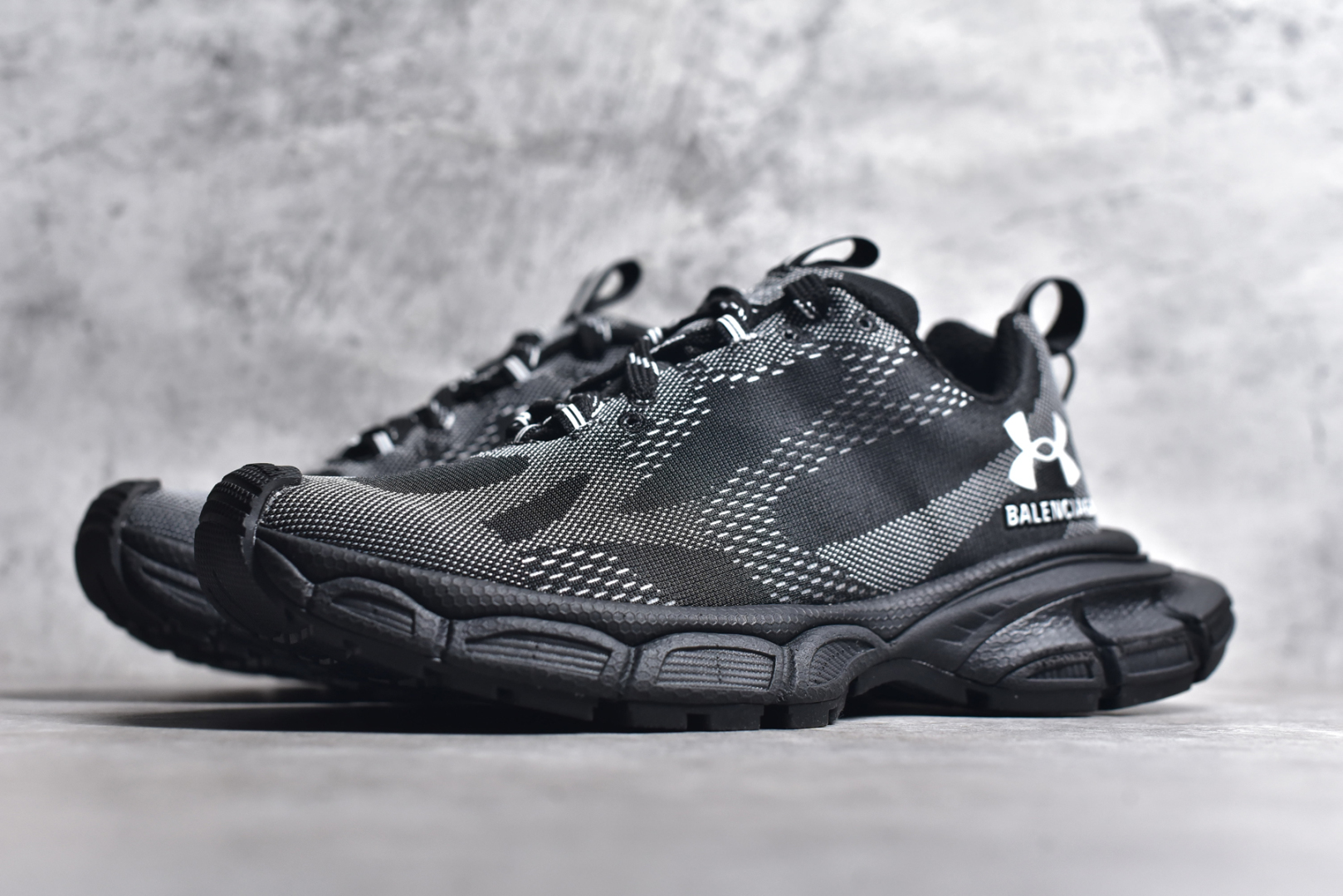 图片[2]-#BALENCIAGA 3XL Sneakers 巴黎世家十代网布系带低帮走秀复古老爹鞋 全套原纸板楦头开发 最原汁原味的灵魂版型 全鞋荧光划线卡点 胶水把控整洁度追求极致完美 每一双都是工艺品 多重QC质检 超越公司货的品控标准 实实在在的免检产品 原盒原配 正确字体电绣 粗细、位置、大小正确 侧边TPU 透气孔匹配意产原版 正确分离大底 TPU软底 原版一致大底LOGO 立体感十足 原厂皮料水洗做旧 采购原厂网纱 不含皮革 网布材料和聚氨酯 磨损效果 鞋头边缘和后帮 Balenciaga 徽标 鞋面和后跟凸印尺码 鞋舌 3XL 橡胶品牌标识和反光细节 鞋帮拉袢和鞋舌拉祥 配反光细节 备用鞋带在鞋履前侧 可在穿着前取下 便于不同造型搭配 正常尺码 尺码：35 36 37 38 39 40 41 42 43 44 45 46-选品中心
