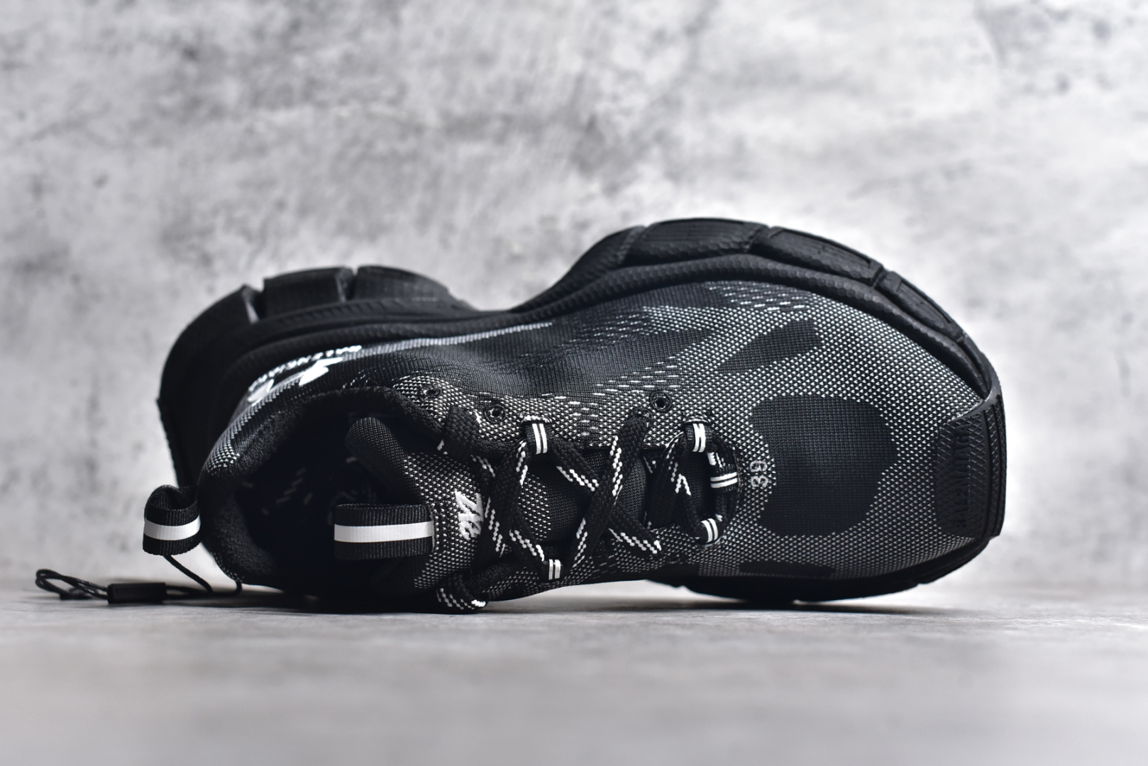 图片[4]-#BALENCIAGA 3XL Sneakers 巴黎世家十代网布系带低帮走秀复古老爹鞋 全套原纸板楦头开发 最原汁原味的灵魂版型 全鞋荧光划线卡点 胶水把控整洁度追求极致完美 每一双都是工艺品 多重QC质检 超越公司货的品控标准 实实在在的免检产品 原盒原配 正确字体电绣 粗细、位置、大小正确 侧边TPU 透气孔匹配意产原版 正确分离大底 TPU软底 原版一致大底LOGO 立体感十足 原厂皮料水洗做旧 采购原厂网纱 不含皮革 网布材料和聚氨酯 磨损效果 鞋头边缘和后帮 Balenciaga 徽标 鞋面和后跟凸印尺码 鞋舌 3XL 橡胶品牌标识和反光细节 鞋帮拉袢和鞋舌拉祥 配反光细节 备用鞋带在鞋履前侧 可在穿着前取下 便于不同造型搭配 正常尺码 尺码：35 36 37 38 39 40 41 42 43 44 45 46-选品中心