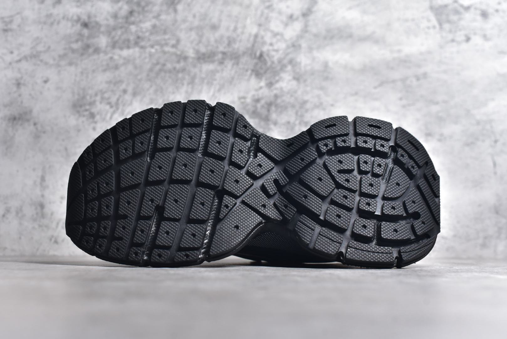 图片[6]-#BALENCIAGA 3XL Sneakers 巴黎世家十代网布系带低帮走秀复古老爹鞋 全套原纸板楦头开发 最原汁原味的灵魂版型 全鞋荧光划线卡点 胶水把控整洁度追求极致完美 每一双都是工艺品 多重QC质检 超越公司货的品控标准 实实在在的免检产品 原盒原配 正确字体电绣 粗细、位置、大小正确 侧边TPU 透气孔匹配意产原版 正确分离大底 TPU软底 原版一致大底LOGO 立体感十足 原厂皮料水洗做旧 采购原厂网纱 不含皮革 网布材料和聚氨酯 磨损效果 鞋头边缘和后帮 Balenciaga 徽标 鞋面和后跟凸印尺码 鞋舌 3XL 橡胶品牌标识和反光细节 鞋帮拉袢和鞋舌拉祥 配反光细节 备用鞋带在鞋履前侧 可在穿着前取下 便于不同造型搭配 正常尺码 尺码：35 36 37 38 39 40 41 42 43 44 45 46-选品中心