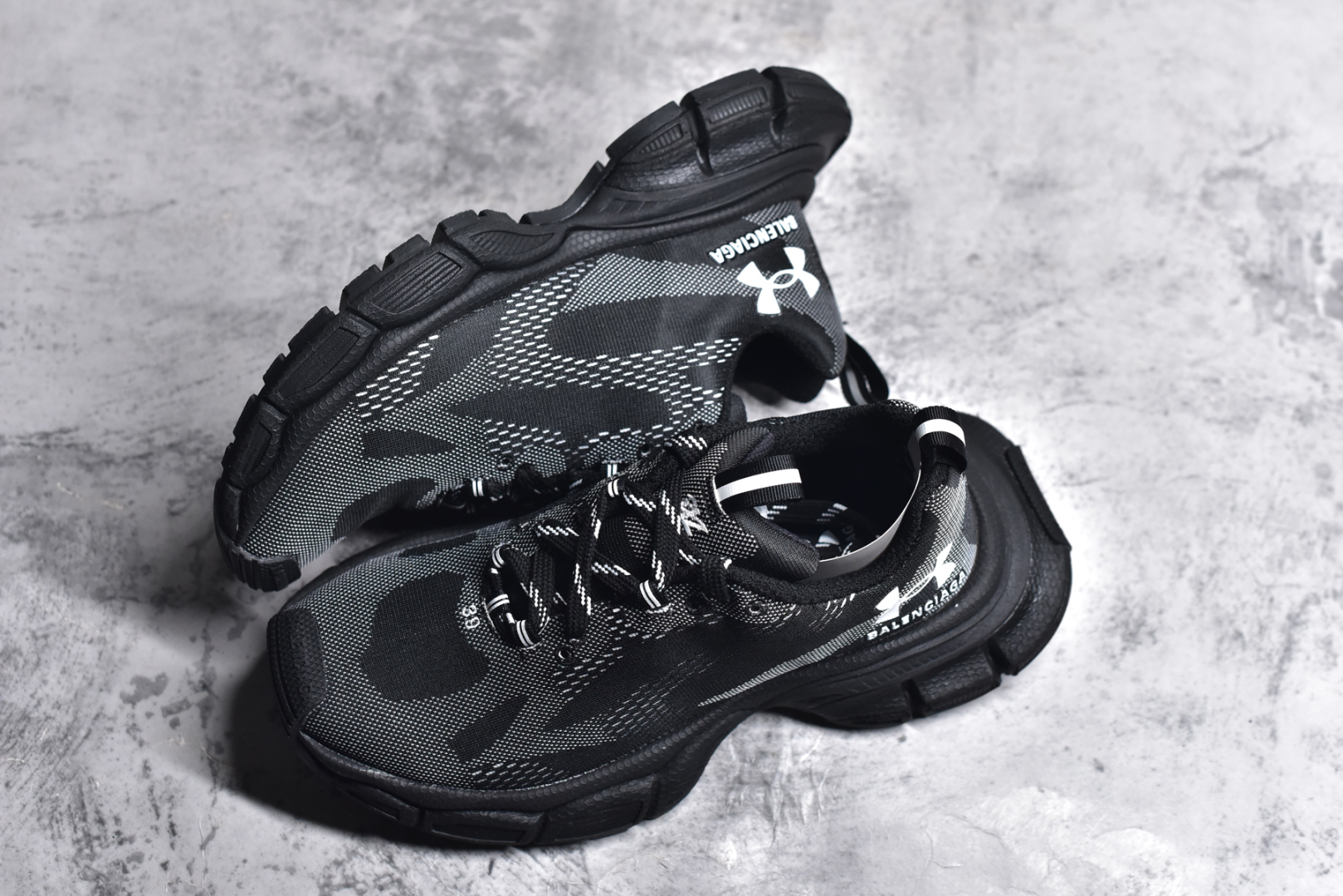 图片[7]-#BALENCIAGA 3XL Sneakers 巴黎世家十代网布系带低帮走秀复古老爹鞋 全套原纸板楦头开发 最原汁原味的灵魂版型 全鞋荧光划线卡点 胶水把控整洁度追求极致完美 每一双都是工艺品 多重QC质检 超越公司货的品控标准 实实在在的免检产品 原盒原配 正确字体电绣 粗细、位置、大小正确 侧边TPU 透气孔匹配意产原版 正确分离大底 TPU软底 原版一致大底LOGO 立体感十足 原厂皮料水洗做旧 采购原厂网纱 不含皮革 网布材料和聚氨酯 磨损效果 鞋头边缘和后帮 Balenciaga 徽标 鞋面和后跟凸印尺码 鞋舌 3XL 橡胶品牌标识和反光细节 鞋帮拉袢和鞋舌拉祥 配反光细节 备用鞋带在鞋履前侧 可在穿着前取下 便于不同造型搭配 正常尺码 尺码：35 36 37 38 39 40 41 42 43 44 45 46-选品中心