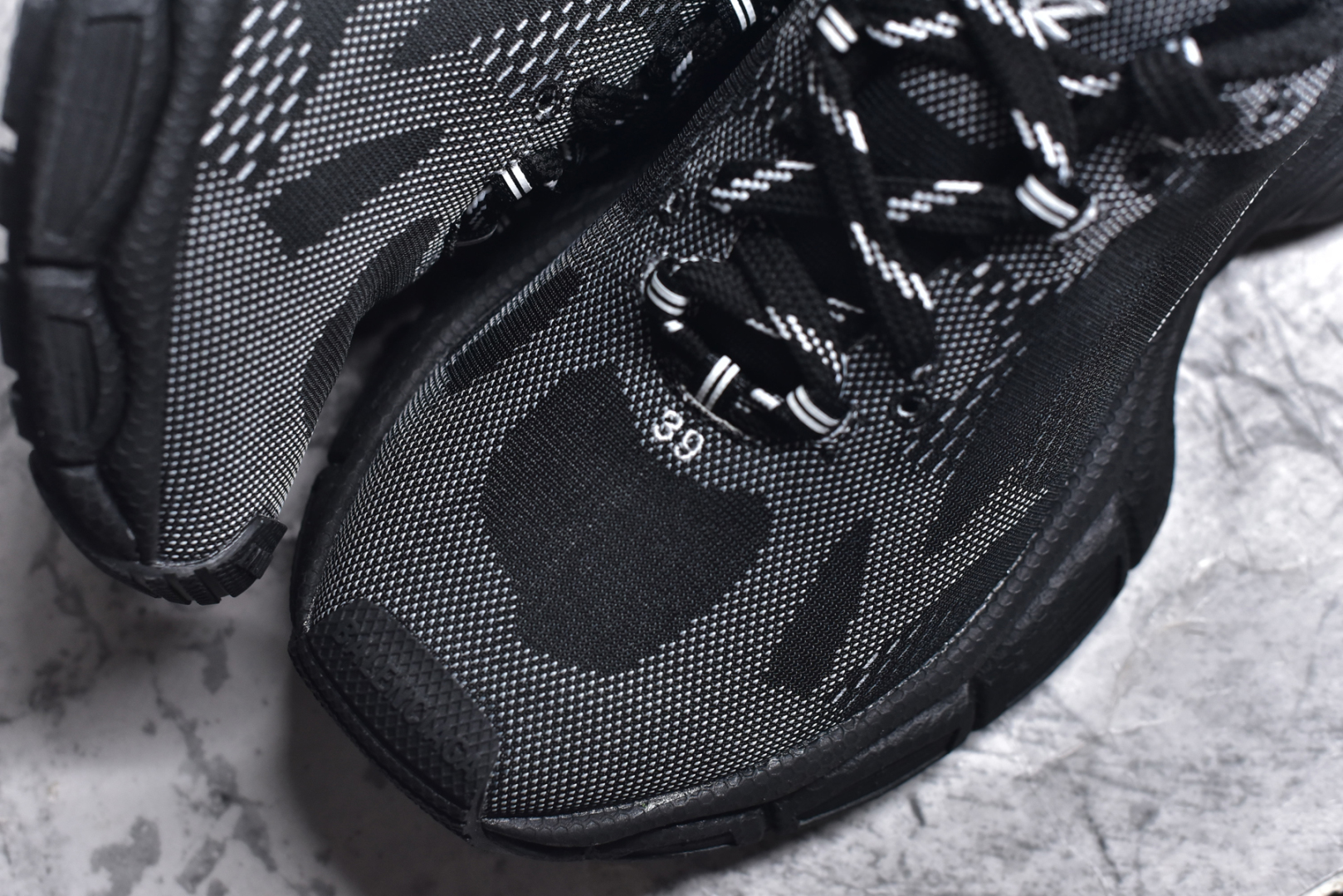 图片[8]-#BALENCIAGA 3XL Sneakers 巴黎世家十代网布系带低帮走秀复古老爹鞋 全套原纸板楦头开发 最原汁原味的灵魂版型 全鞋荧光划线卡点 胶水把控整洁度追求极致完美 每一双都是工艺品 多重QC质检 超越公司货的品控标准 实实在在的免检产品 原盒原配 正确字体电绣 粗细、位置、大小正确 侧边TPU 透气孔匹配意产原版 正确分离大底 TPU软底 原版一致大底LOGO 立体感十足 原厂皮料水洗做旧 采购原厂网纱 不含皮革 网布材料和聚氨酯 磨损效果 鞋头边缘和后帮 Balenciaga 徽标 鞋面和后跟凸印尺码 鞋舌 3XL 橡胶品牌标识和反光细节 鞋帮拉袢和鞋舌拉祥 配反光细节 备用鞋带在鞋履前侧 可在穿着前取下 便于不同造型搭配 正常尺码 尺码：35 36 37 38 39 40 41 42 43 44 45 46-选品中心