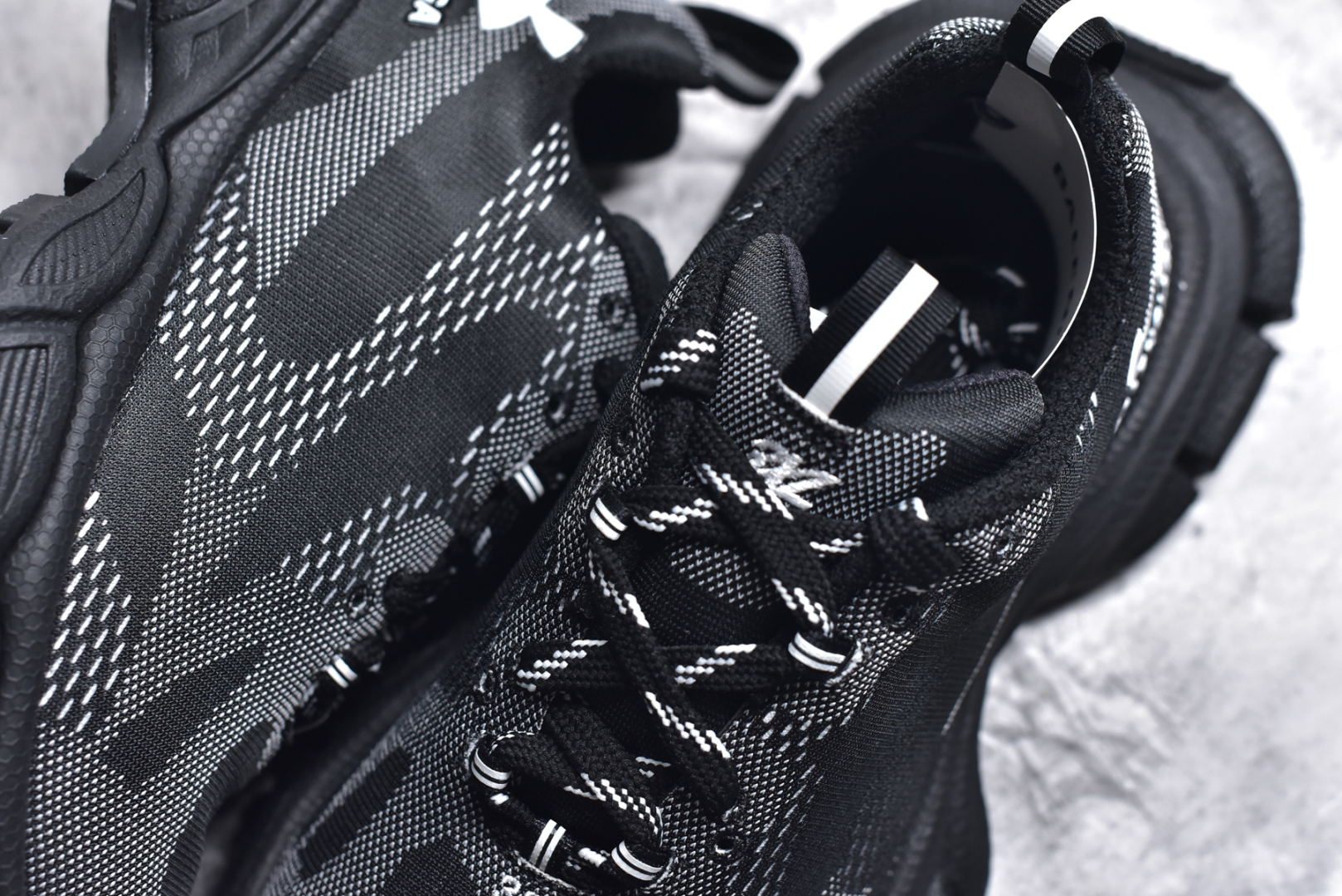图片[9]-#BALENCIAGA 3XL Sneakers 巴黎世家十代网布系带低帮走秀复古老爹鞋 全套原纸板楦头开发 最原汁原味的灵魂版型 全鞋荧光划线卡点 胶水把控整洁度追求极致完美 每一双都是工艺品 多重QC质检 超越公司货的品控标准 实实在在的免检产品 原盒原配 正确字体电绣 粗细、位置、大小正确 侧边TPU 透气孔匹配意产原版 正确分离大底 TPU软底 原版一致大底LOGO 立体感十足 原厂皮料水洗做旧 采购原厂网纱 不含皮革 网布材料和聚氨酯 磨损效果 鞋头边缘和后帮 Balenciaga 徽标 鞋面和后跟凸印尺码 鞋舌 3XL 橡胶品牌标识和反光细节 鞋帮拉袢和鞋舌拉祥 配反光细节 备用鞋带在鞋履前侧 可在穿着前取下 便于不同造型搭配 正常尺码 尺码：35 36 37 38 39 40 41 42 43 44 45 46-选品中心