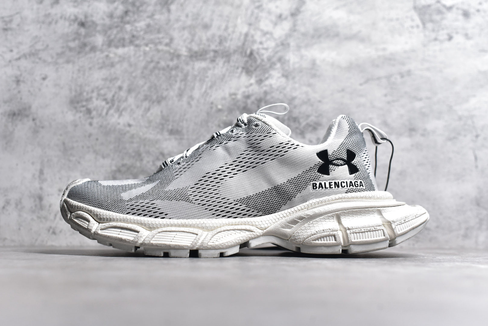 #BALENCIAGA 3XL Sneakers 巴黎世家十代网布系带低帮走秀复古老爹鞋 全套原纸板楦头开发 最原汁原味的灵魂版型 全鞋荧光划线卡点 胶水把控整洁度追求极致完美 每一双都是工艺品 多重QC质检 超越公司货的品控标准 实实在在的免检产品 原盒原配 正确字体电绣 粗细、位置、大小正确 侧边TPU 透气孔匹配意产原版 正确分离大底 TPU软底 原版一致大底LOGO 立体感十足 原厂皮料水洗做旧 采购原厂网纱 不含皮革 网布材料和聚氨酯 磨损效果 鞋头边缘和后帮 Balenciaga 徽标 鞋面和后跟凸印尺码 鞋舌 3XL 橡胶品牌标识和反光细节 鞋帮拉袢和鞋舌拉祥 配反光细节 备用鞋带在鞋履前侧 可在穿着前取下 便于不同造型搭配 正常尺码 尺码：35 36 37 38 39 40 41 42 43 44 45 46-选品中心