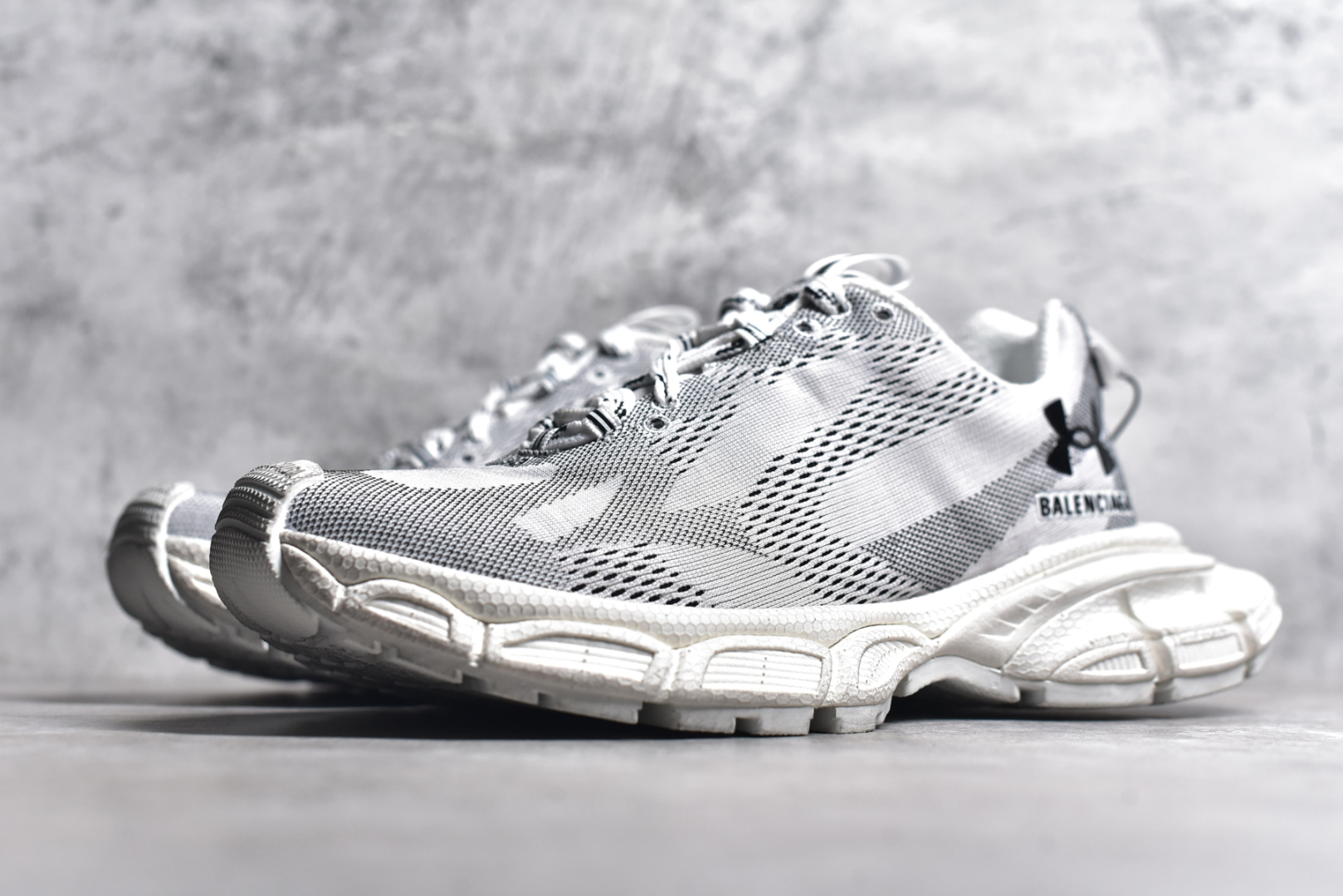 图片[2]-#BALENCIAGA 3XL Sneakers 巴黎世家十代网布系带低帮走秀复古老爹鞋 全套原纸板楦头开发 最原汁原味的灵魂版型 全鞋荧光划线卡点 胶水把控整洁度追求极致完美 每一双都是工艺品 多重QC质检 超越公司货的品控标准 实实在在的免检产品 原盒原配 正确字体电绣 粗细、位置、大小正确 侧边TPU 透气孔匹配意产原版 正确分离大底 TPU软底 原版一致大底LOGO 立体感十足 原厂皮料水洗做旧 采购原厂网纱 不含皮革 网布材料和聚氨酯 磨损效果 鞋头边缘和后帮 Balenciaga 徽标 鞋面和后跟凸印尺码 鞋舌 3XL 橡胶品牌标识和反光细节 鞋帮拉袢和鞋舌拉祥 配反光细节 备用鞋带在鞋履前侧 可在穿着前取下 便于不同造型搭配 正常尺码 尺码：35 36 37 38 39 40 41 42 43 44 45 46-选品中心