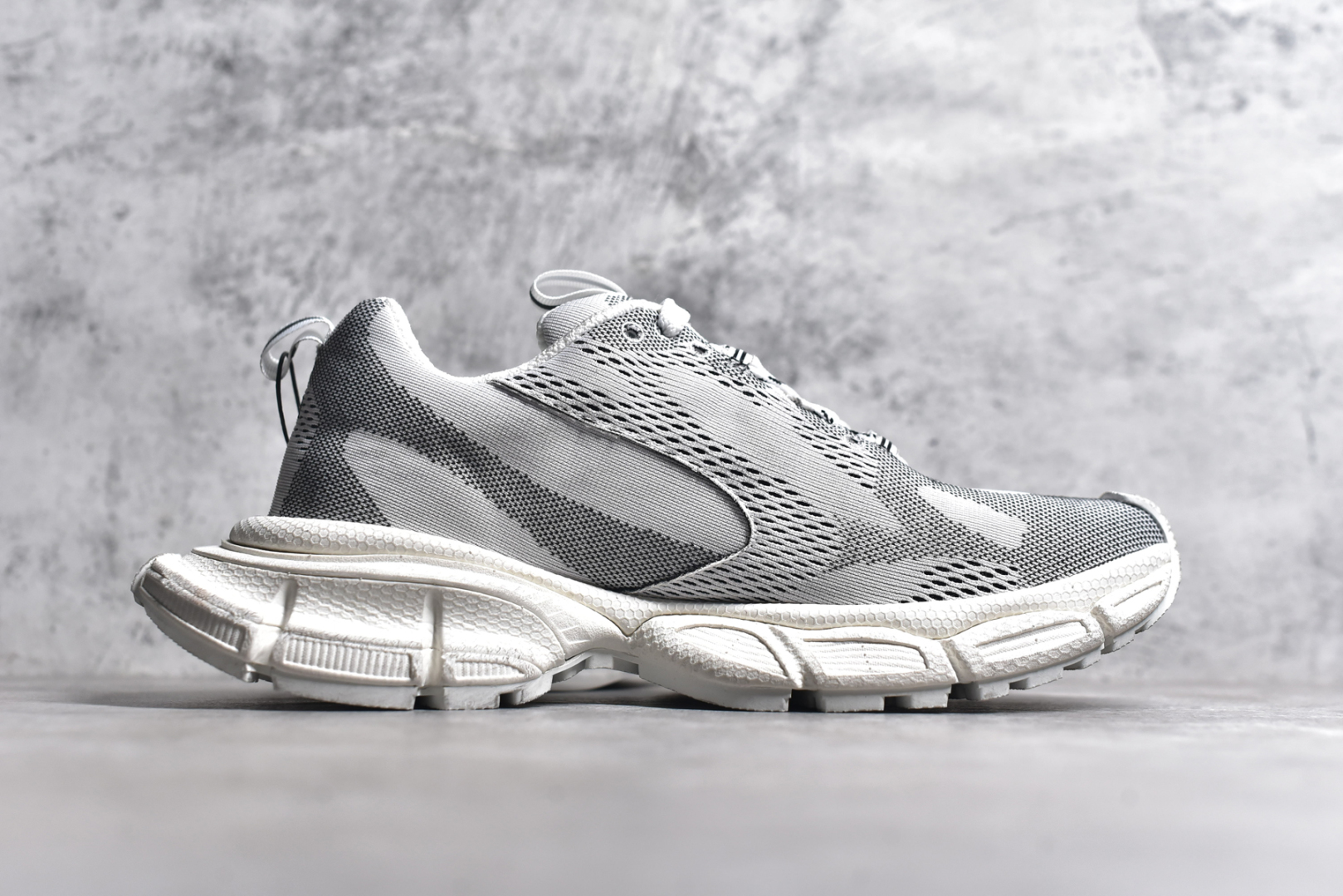图片[3]-#BALENCIAGA 3XL Sneakers 巴黎世家十代网布系带低帮走秀复古老爹鞋 全套原纸板楦头开发 最原汁原味的灵魂版型 全鞋荧光划线卡点 胶水把控整洁度追求极致完美 每一双都是工艺品 多重QC质检 超越公司货的品控标准 实实在在的免检产品 原盒原配 正确字体电绣 粗细、位置、大小正确 侧边TPU 透气孔匹配意产原版 正确分离大底 TPU软底 原版一致大底LOGO 立体感十足 原厂皮料水洗做旧 采购原厂网纱 不含皮革 网布材料和聚氨酯 磨损效果 鞋头边缘和后帮 Balenciaga 徽标 鞋面和后跟凸印尺码 鞋舌 3XL 橡胶品牌标识和反光细节 鞋帮拉袢和鞋舌拉祥 配反光细节 备用鞋带在鞋履前侧 可在穿着前取下 便于不同造型搭配 正常尺码 尺码：35 36 37 38 39 40 41 42 43 44 45 46-选品中心