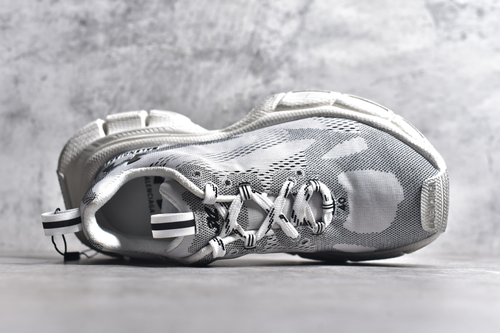图片[4]-#BALENCIAGA 3XL Sneakers 巴黎世家十代网布系带低帮走秀复古老爹鞋 全套原纸板楦头开发 最原汁原味的灵魂版型 全鞋荧光划线卡点 胶水把控整洁度追求极致完美 每一双都是工艺品 多重QC质检 超越公司货的品控标准 实实在在的免检产品 原盒原配 正确字体电绣 粗细、位置、大小正确 侧边TPU 透气孔匹配意产原版 正确分离大底 TPU软底 原版一致大底LOGO 立体感十足 原厂皮料水洗做旧 采购原厂网纱 不含皮革 网布材料和聚氨酯 磨损效果 鞋头边缘和后帮 Balenciaga 徽标 鞋面和后跟凸印尺码 鞋舌 3XL 橡胶品牌标识和反光细节 鞋帮拉袢和鞋舌拉祥 配反光细节 备用鞋带在鞋履前侧 可在穿着前取下 便于不同造型搭配 正常尺码 尺码：35 36 37 38 39 40 41 42 43 44 45 46-选品中心
