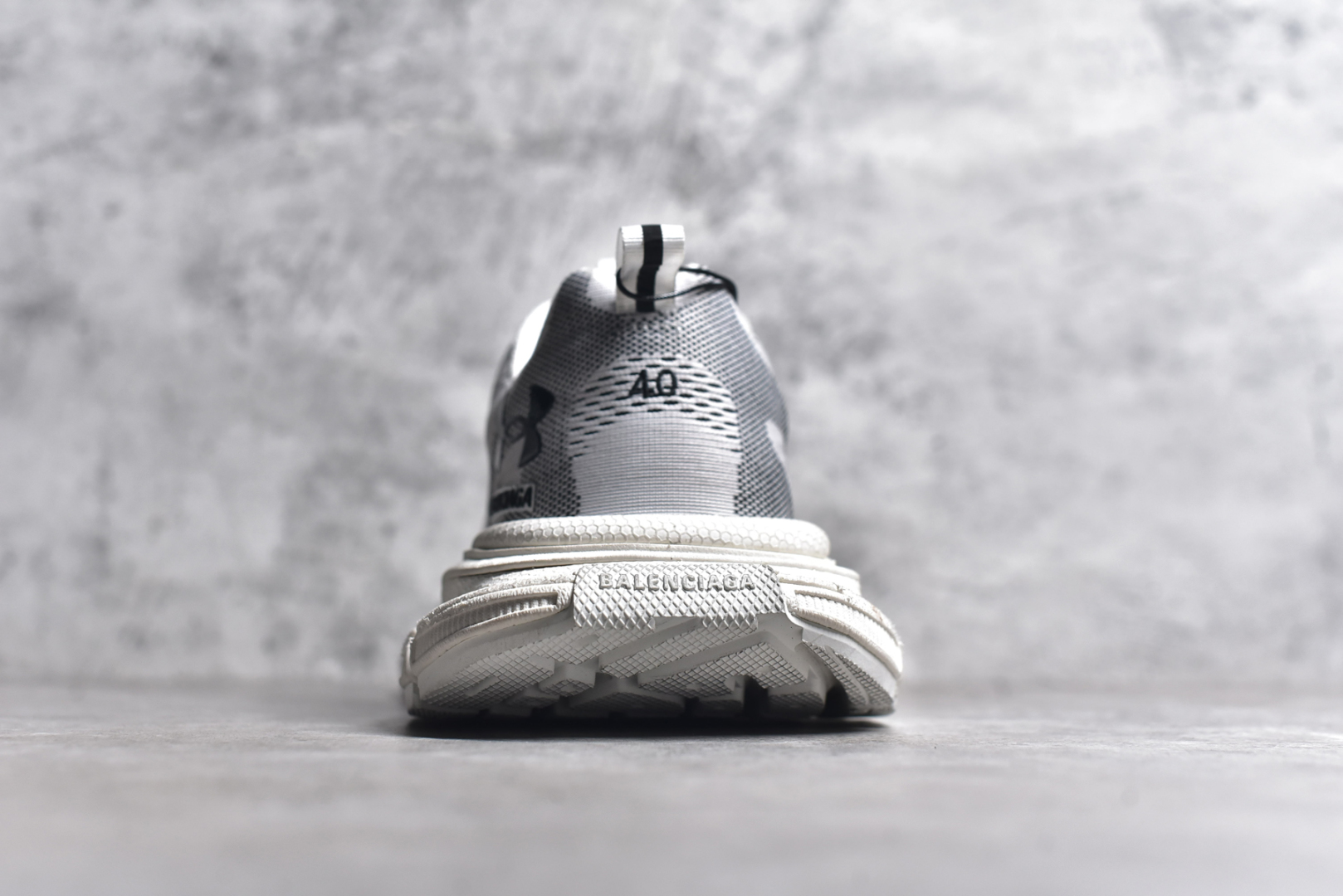 图片[5]-#BALENCIAGA 3XL Sneakers 巴黎世家十代网布系带低帮走秀复古老爹鞋 全套原纸板楦头开发 最原汁原味的灵魂版型 全鞋荧光划线卡点 胶水把控整洁度追求极致完美 每一双都是工艺品 多重QC质检 超越公司货的品控标准 实实在在的免检产品 原盒原配 正确字体电绣 粗细、位置、大小正确 侧边TPU 透气孔匹配意产原版 正确分离大底 TPU软底 原版一致大底LOGO 立体感十足 原厂皮料水洗做旧 采购原厂网纱 不含皮革 网布材料和聚氨酯 磨损效果 鞋头边缘和后帮 Balenciaga 徽标 鞋面和后跟凸印尺码 鞋舌 3XL 橡胶品牌标识和反光细节 鞋帮拉袢和鞋舌拉祥 配反光细节 备用鞋带在鞋履前侧 可在穿着前取下 便于不同造型搭配 正常尺码 尺码：35 36 37 38 39 40 41 42 43 44 45 46-选品中心