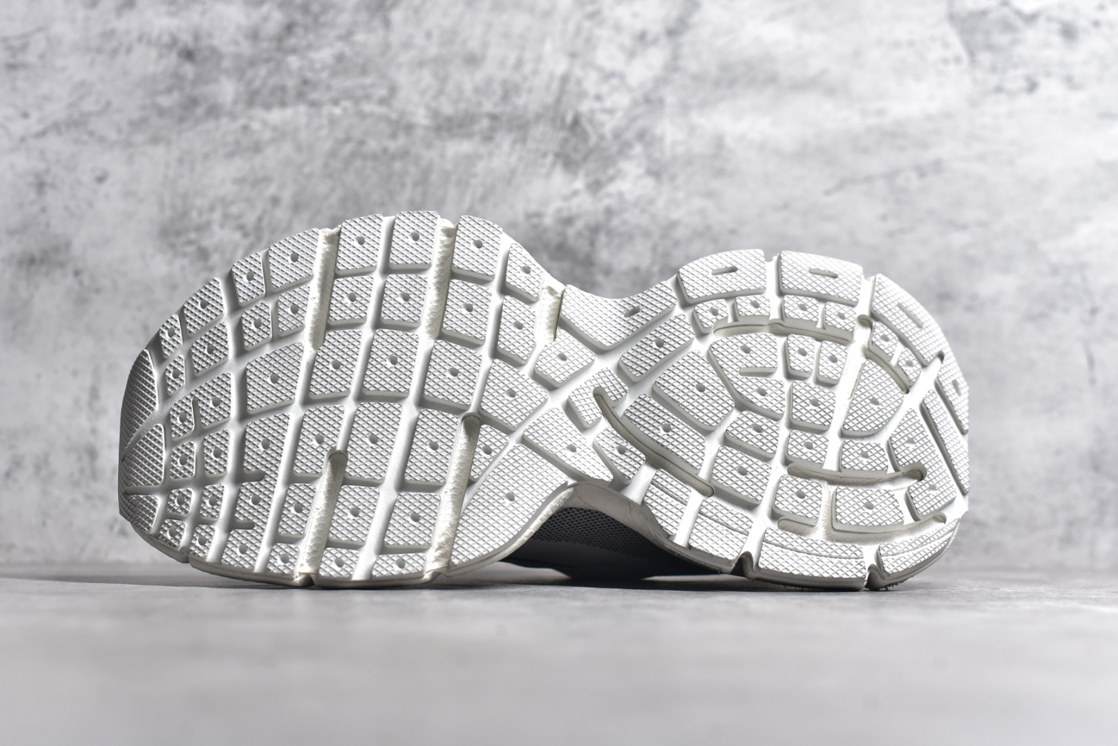 图片[6]-#BALENCIAGA 3XL Sneakers 巴黎世家十代网布系带低帮走秀复古老爹鞋 全套原纸板楦头开发 最原汁原味的灵魂版型 全鞋荧光划线卡点 胶水把控整洁度追求极致完美 每一双都是工艺品 多重QC质检 超越公司货的品控标准 实实在在的免检产品 原盒原配 正确字体电绣 粗细、位置、大小正确 侧边TPU 透气孔匹配意产原版 正确分离大底 TPU软底 原版一致大底LOGO 立体感十足 原厂皮料水洗做旧 采购原厂网纱 不含皮革 网布材料和聚氨酯 磨损效果 鞋头边缘和后帮 Balenciaga 徽标 鞋面和后跟凸印尺码 鞋舌 3XL 橡胶品牌标识和反光细节 鞋帮拉袢和鞋舌拉祥 配反光细节 备用鞋带在鞋履前侧 可在穿着前取下 便于不同造型搭配 正常尺码 尺码：35 36 37 38 39 40 41 42 43 44 45 46-选品中心