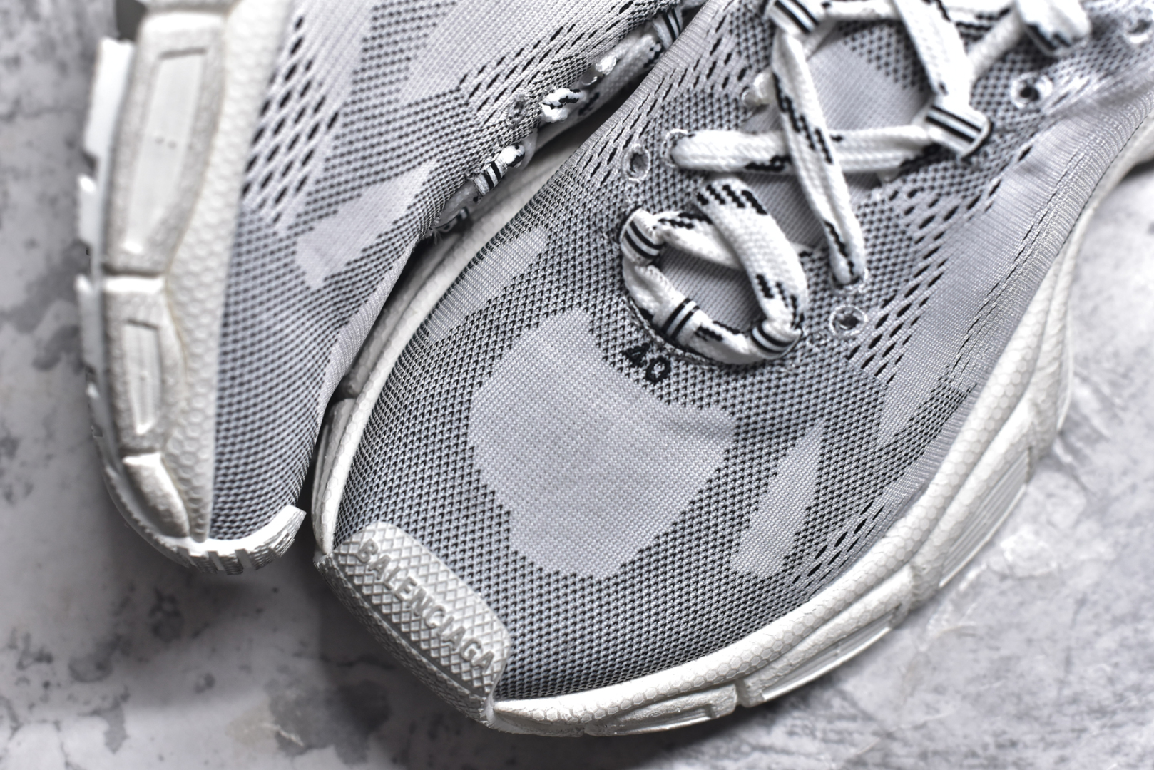 图片[8]-#BALENCIAGA 3XL Sneakers 巴黎世家十代网布系带低帮走秀复古老爹鞋 全套原纸板楦头开发 最原汁原味的灵魂版型 全鞋荧光划线卡点 胶水把控整洁度追求极致完美 每一双都是工艺品 多重QC质检 超越公司货的品控标准 实实在在的免检产品 原盒原配 正确字体电绣 粗细、位置、大小正确 侧边TPU 透气孔匹配意产原版 正确分离大底 TPU软底 原版一致大底LOGO 立体感十足 原厂皮料水洗做旧 采购原厂网纱 不含皮革 网布材料和聚氨酯 磨损效果 鞋头边缘和后帮 Balenciaga 徽标 鞋面和后跟凸印尺码 鞋舌 3XL 橡胶品牌标识和反光细节 鞋帮拉袢和鞋舌拉祥 配反光细节 备用鞋带在鞋履前侧 可在穿着前取下 便于不同造型搭配 正常尺码 尺码：35 36 37 38 39 40 41 42 43 44 45 46-选品中心