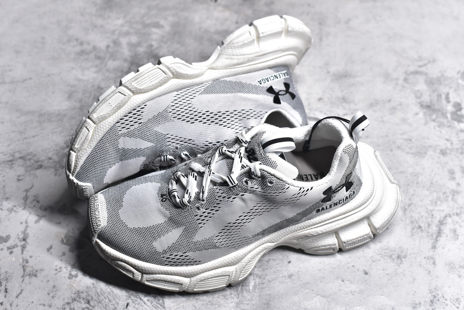 图片[7]-#BALENCIAGA 3XL Sneakers 巴黎世家十代网布系带低帮走秀复古老爹鞋 全套原纸板楦头开发 最原汁原味的灵魂版型 全鞋荧光划线卡点 胶水把控整洁度追求极致完美 每一双都是工艺品 多重QC质检 超越公司货的品控标准 实实在在的免检产品 原盒原配 正确字体电绣 粗细、位置、大小正确 侧边TPU 透气孔匹配意产原版 正确分离大底 TPU软底 原版一致大底LOGO 立体感十足 原厂皮料水洗做旧 采购原厂网纱 不含皮革 网布材料和聚氨酯 磨损效果 鞋头边缘和后帮 Balenciaga 徽标 鞋面和后跟凸印尺码 鞋舌 3XL 橡胶品牌标识和反光细节 鞋帮拉袢和鞋舌拉祥 配反光细节 备用鞋带在鞋履前侧 可在穿着前取下 便于不同造型搭配 正常尺码 尺码：35 36 37 38 39 40 41 42 43 44 45 46-选品中心