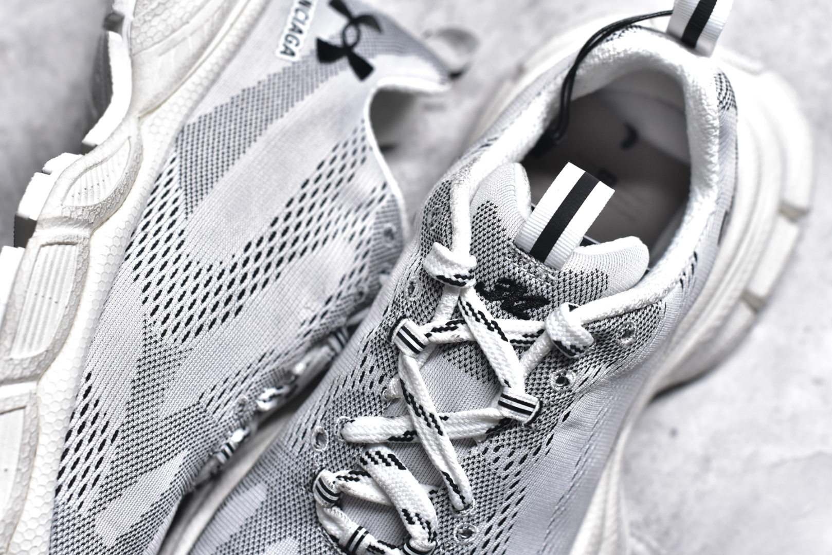 图片[9]-#BALENCIAGA 3XL Sneakers 巴黎世家十代网布系带低帮走秀复古老爹鞋 全套原纸板楦头开发 最原汁原味的灵魂版型 全鞋荧光划线卡点 胶水把控整洁度追求极致完美 每一双都是工艺品 多重QC质检 超越公司货的品控标准 实实在在的免检产品 原盒原配 正确字体电绣 粗细、位置、大小正确 侧边TPU 透气孔匹配意产原版 正确分离大底 TPU软底 原版一致大底LOGO 立体感十足 原厂皮料水洗做旧 采购原厂网纱 不含皮革 网布材料和聚氨酯 磨损效果 鞋头边缘和后帮 Balenciaga 徽标 鞋面和后跟凸印尺码 鞋舌 3XL 橡胶品牌标识和反光细节 鞋帮拉袢和鞋舌拉祥 配反光细节 备用鞋带在鞋履前侧 可在穿着前取下 便于不同造型搭配 正常尺码 尺码：35 36 37 38 39 40 41 42 43 44 45 46-选品中心