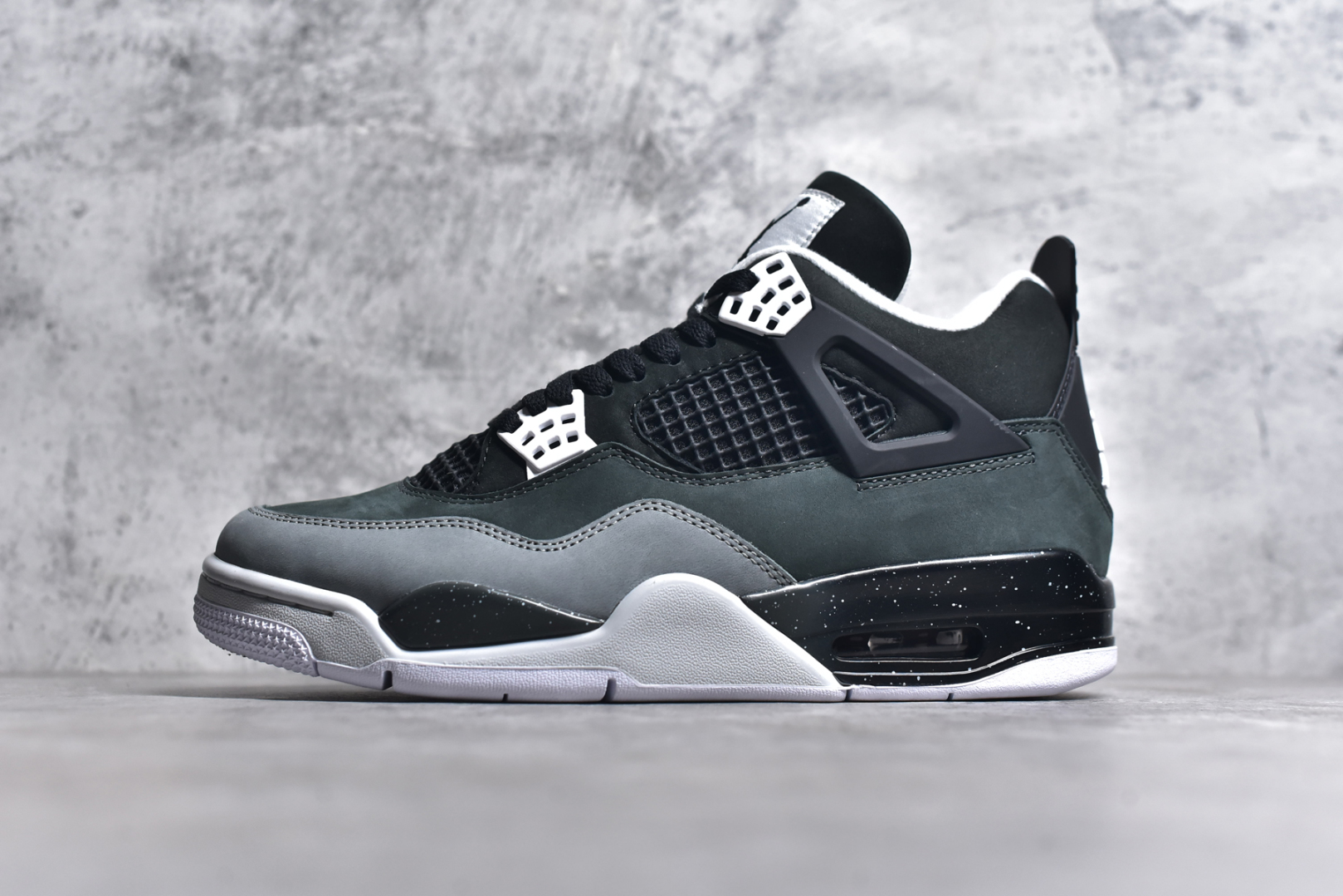 #Air Jordan 4 \”Fear\” AJ4 乔4恐惧套装 复刻篮球鞋 #鞋身整体以深色为主色调，鞋面采用黑、深灰、浅灰三色拼接呈现，采用高规格的麂皮材质打造，营造出不俗的质感。鞋舌标签、鞋带孔以及内衬部分均采用白色点缀，使鞋身更加亮眼。 货号：FQ8138-002 尺码：36 36.5 37.5 38 38.5 39 40 40.5 41 42 42.5 43 44 44.5 45 45.5 46 47.5-选品中心