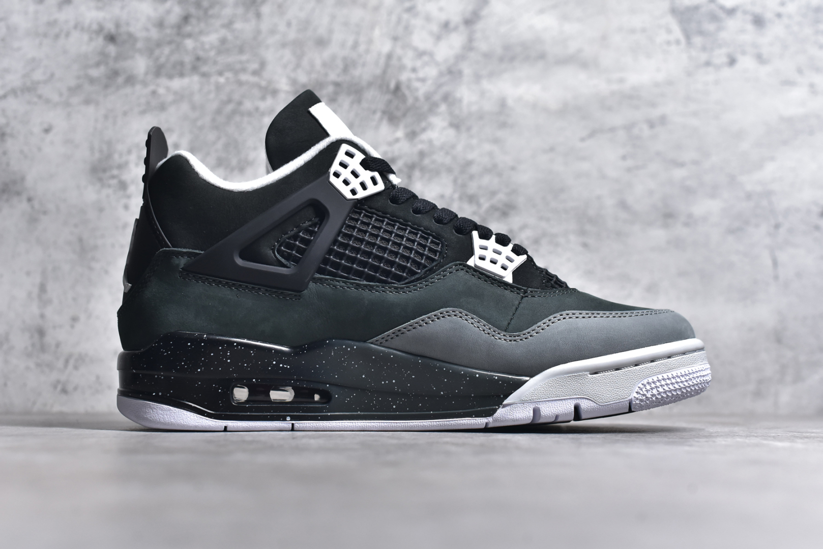 图片[3]-#Air Jordan 4 \”Fear\” AJ4 乔4恐惧套装 复刻篮球鞋 #鞋身整体以深色为主色调，鞋面采用黑、深灰、浅灰三色拼接呈现，采用高规格的麂皮材质打造，营造出不俗的质感。鞋舌标签、鞋带孔以及内衬部分均采用白色点缀，使鞋身更加亮眼。 货号：FQ8138-002 尺码：36 36.5 37.5 38 38.5 39 40 40.5 41 42 42.5 43 44 44.5 45 45.5 46 47.5-选品中心