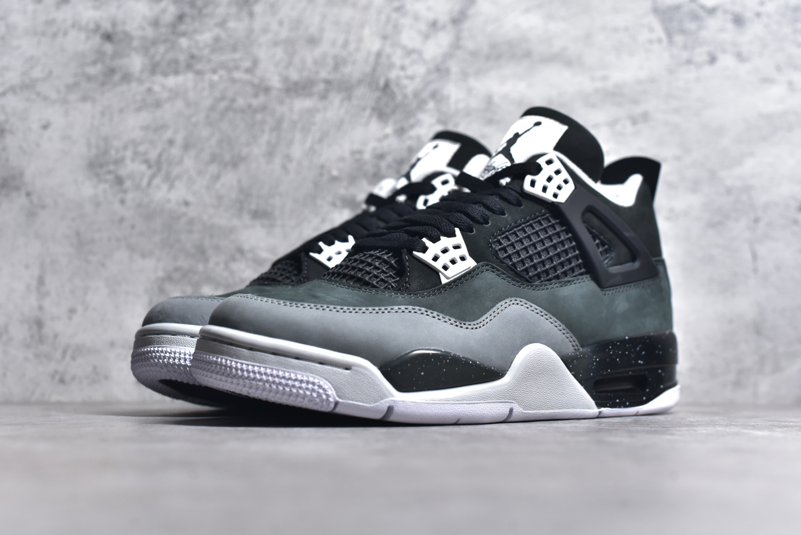 图片[2]-#Air Jordan 4 \”Fear\” AJ4 乔4恐惧套装 复刻篮球鞋 #鞋身整体以深色为主色调，鞋面采用黑、深灰、浅灰三色拼接呈现，采用高规格的麂皮材质打造，营造出不俗的质感。鞋舌标签、鞋带孔以及内衬部分均采用白色点缀，使鞋身更加亮眼。 货号：FQ8138-002 尺码：36 36.5 37.5 38 38.5 39 40 40.5 41 42 42.5 43 44 44.5 45 45.5 46 47.5-选品中心