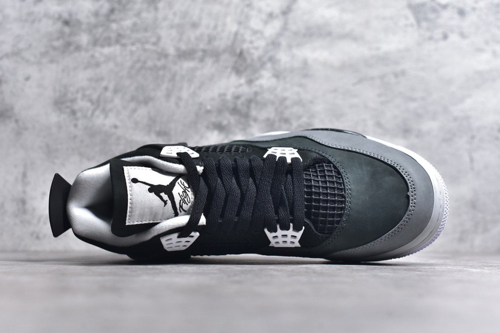 图片[4]-#Air Jordan 4 \”Fear\” AJ4 乔4恐惧套装 复刻篮球鞋 #鞋身整体以深色为主色调，鞋面采用黑、深灰、浅灰三色拼接呈现，采用高规格的麂皮材质打造，营造出不俗的质感。鞋舌标签、鞋带孔以及内衬部分均采用白色点缀，使鞋身更加亮眼。 货号：FQ8138-002 尺码：36 36.5 37.5 38 38.5 39 40 40.5 41 42 42.5 43 44 44.5 45 45.5 46 47.5-选品中心