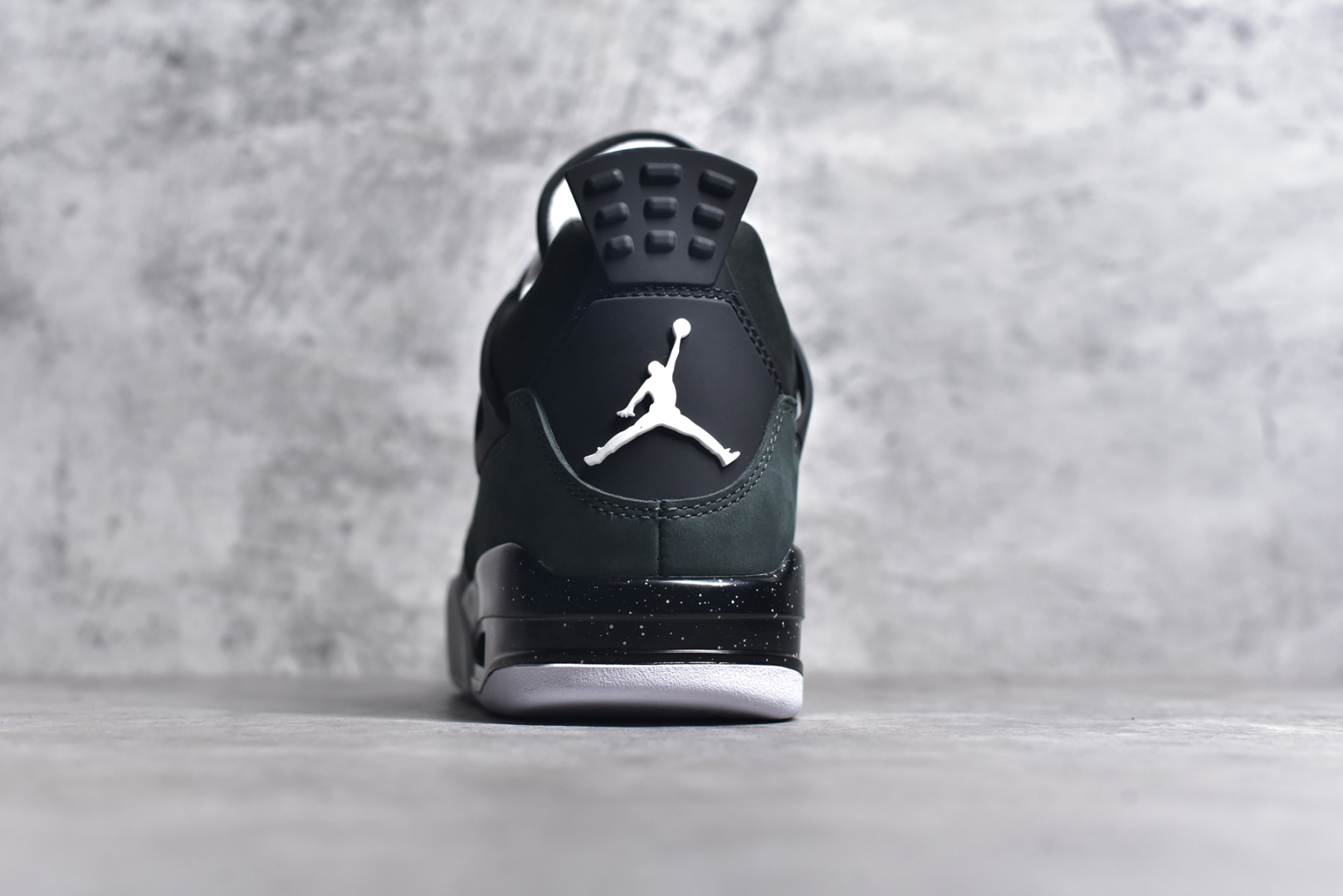 图片[5]-#Air Jordan 4 \”Fear\” AJ4 乔4恐惧套装 复刻篮球鞋 #鞋身整体以深色为主色调，鞋面采用黑、深灰、浅灰三色拼接呈现，采用高规格的麂皮材质打造，营造出不俗的质感。鞋舌标签、鞋带孔以及内衬部分均采用白色点缀，使鞋身更加亮眼。 货号：FQ8138-002 尺码：36 36.5 37.5 38 38.5 39 40 40.5 41 42 42.5 43 44 44.5 45 45.5 46 47.5-选品中心