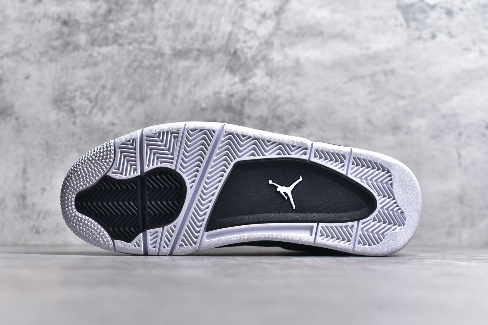 图片[6]-#Air Jordan 4 \”Fear\” AJ4 乔4恐惧套装 复刻篮球鞋 #鞋身整体以深色为主色调，鞋面采用黑、深灰、浅灰三色拼接呈现，采用高规格的麂皮材质打造，营造出不俗的质感。鞋舌标签、鞋带孔以及内衬部分均采用白色点缀，使鞋身更加亮眼。 货号：FQ8138-002 尺码：36 36.5 37.5 38 38.5 39 40 40.5 41 42 42.5 43 44 44.5 45 45.5 46 47.5-选品中心