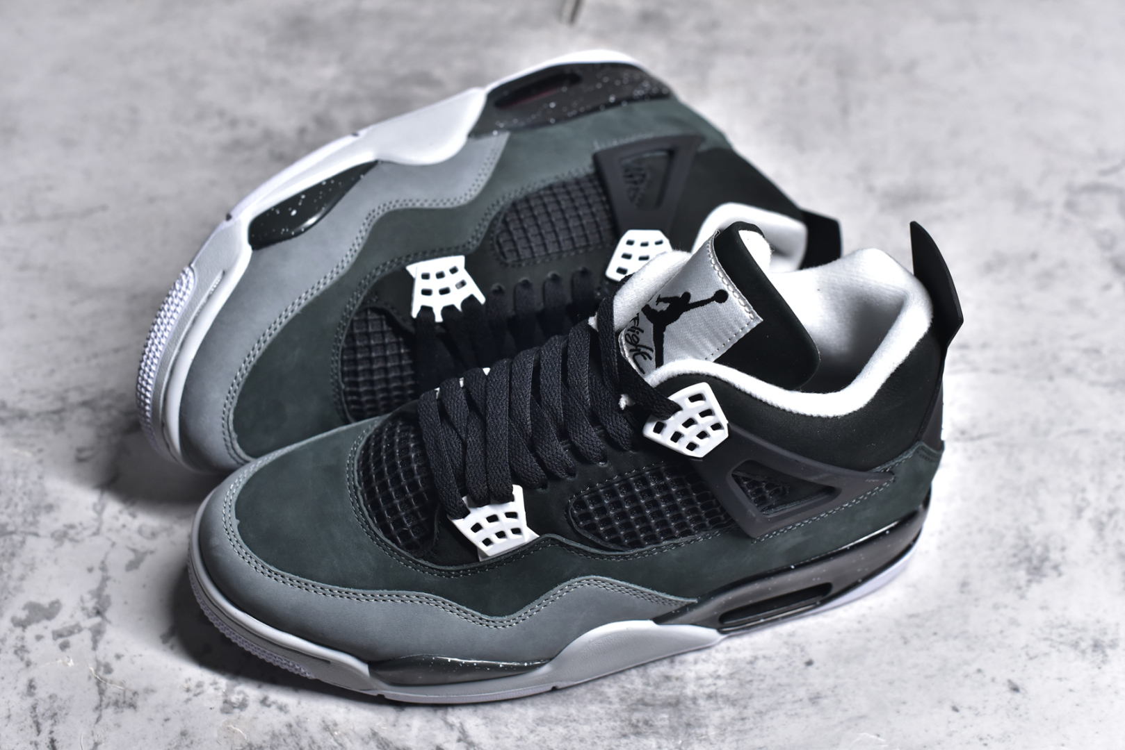 图片[7]-#Air Jordan 4 \”Fear\” AJ4 乔4恐惧套装 复刻篮球鞋 #鞋身整体以深色为主色调，鞋面采用黑、深灰、浅灰三色拼接呈现，采用高规格的麂皮材质打造，营造出不俗的质感。鞋舌标签、鞋带孔以及内衬部分均采用白色点缀，使鞋身更加亮眼。 货号：FQ8138-002 尺码：36 36.5 37.5 38 38.5 39 40 40.5 41 42 42.5 43 44 44.5 45 45.5 46 47.5-选品中心