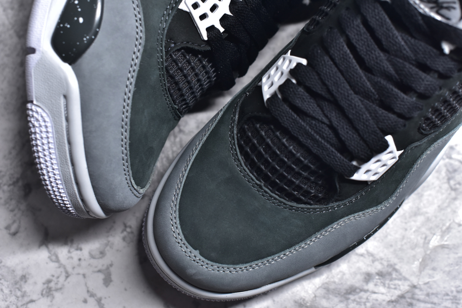 图片[8]-#Air Jordan 4 \”Fear\” AJ4 乔4恐惧套装 复刻篮球鞋 #鞋身整体以深色为主色调，鞋面采用黑、深灰、浅灰三色拼接呈现，采用高规格的麂皮材质打造，营造出不俗的质感。鞋舌标签、鞋带孔以及内衬部分均采用白色点缀，使鞋身更加亮眼。 货号：FQ8138-002 尺码：36 36.5 37.5 38 38.5 39 40 40.5 41 42 42.5 43 44 44.5 45 45.5 46 47.5-选品中心